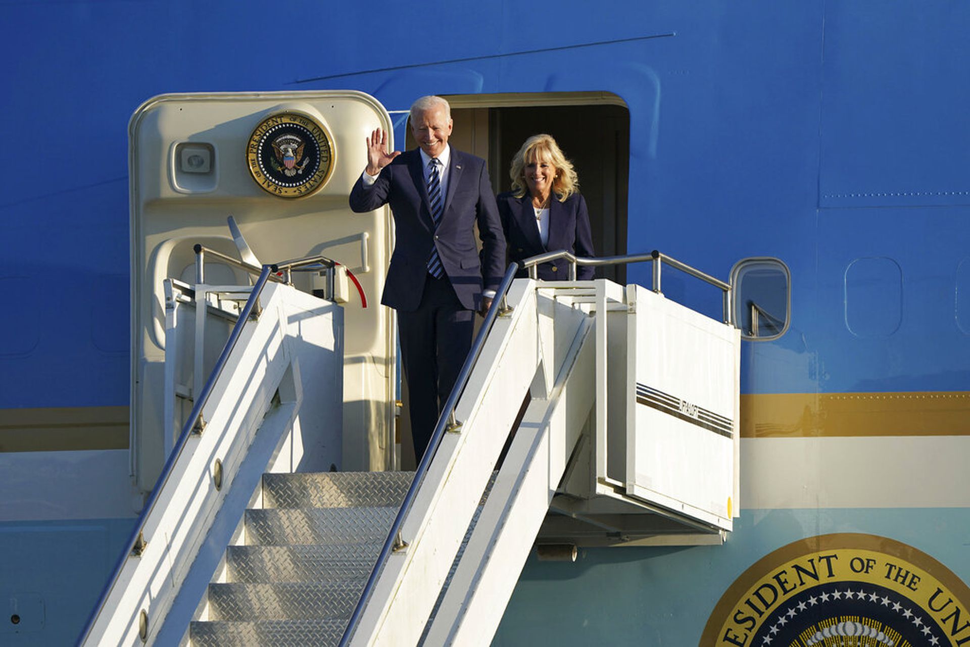 2021年6月9日，美国总统拜登与妻子抵达英国。（AP）