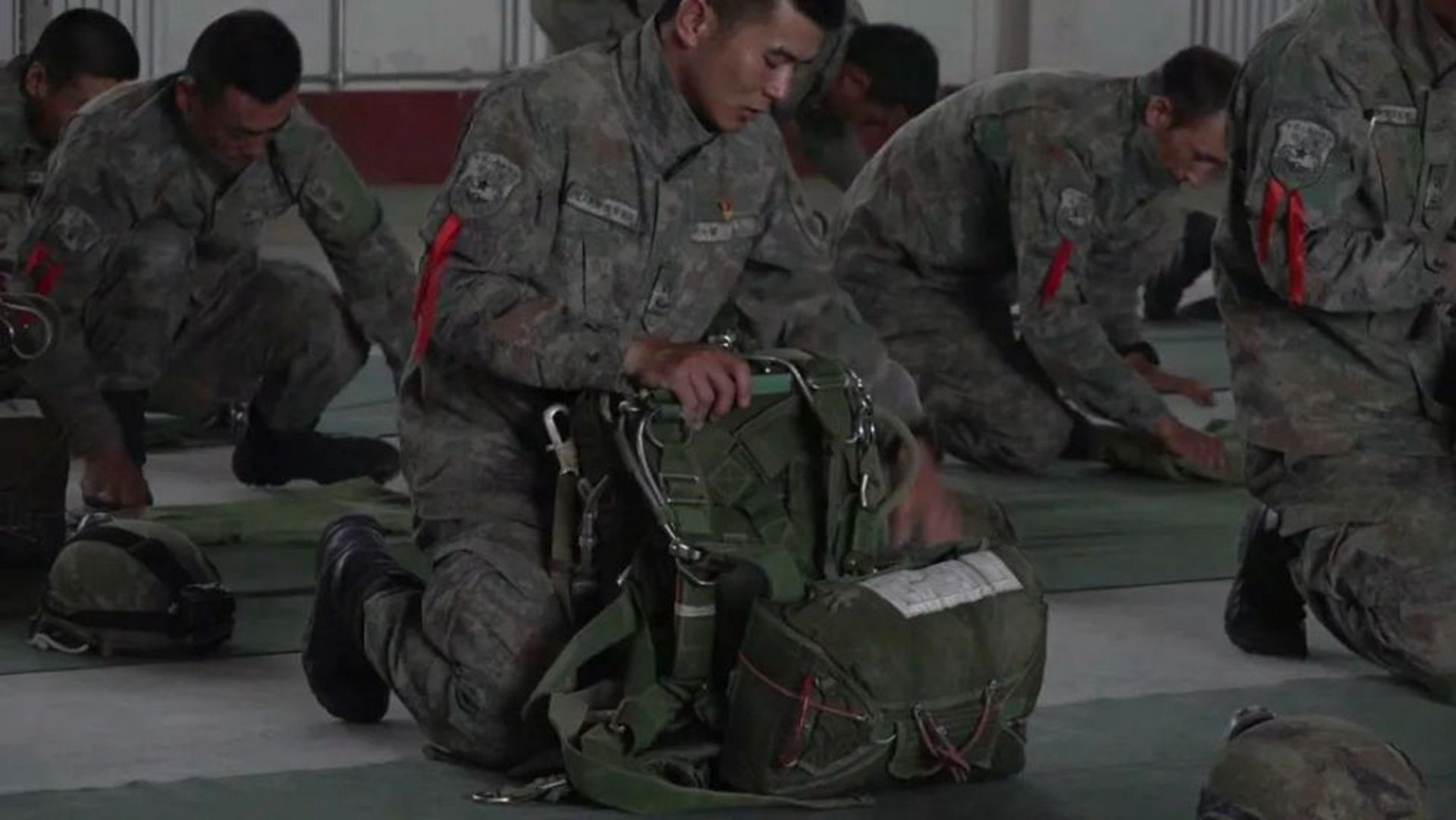 新疆军区某特战旅在帕米尔高原组织夜间集群伞降训练。特战队员前期已经完成了地面动作复训和直升机昼夜间。（中国央视截图）