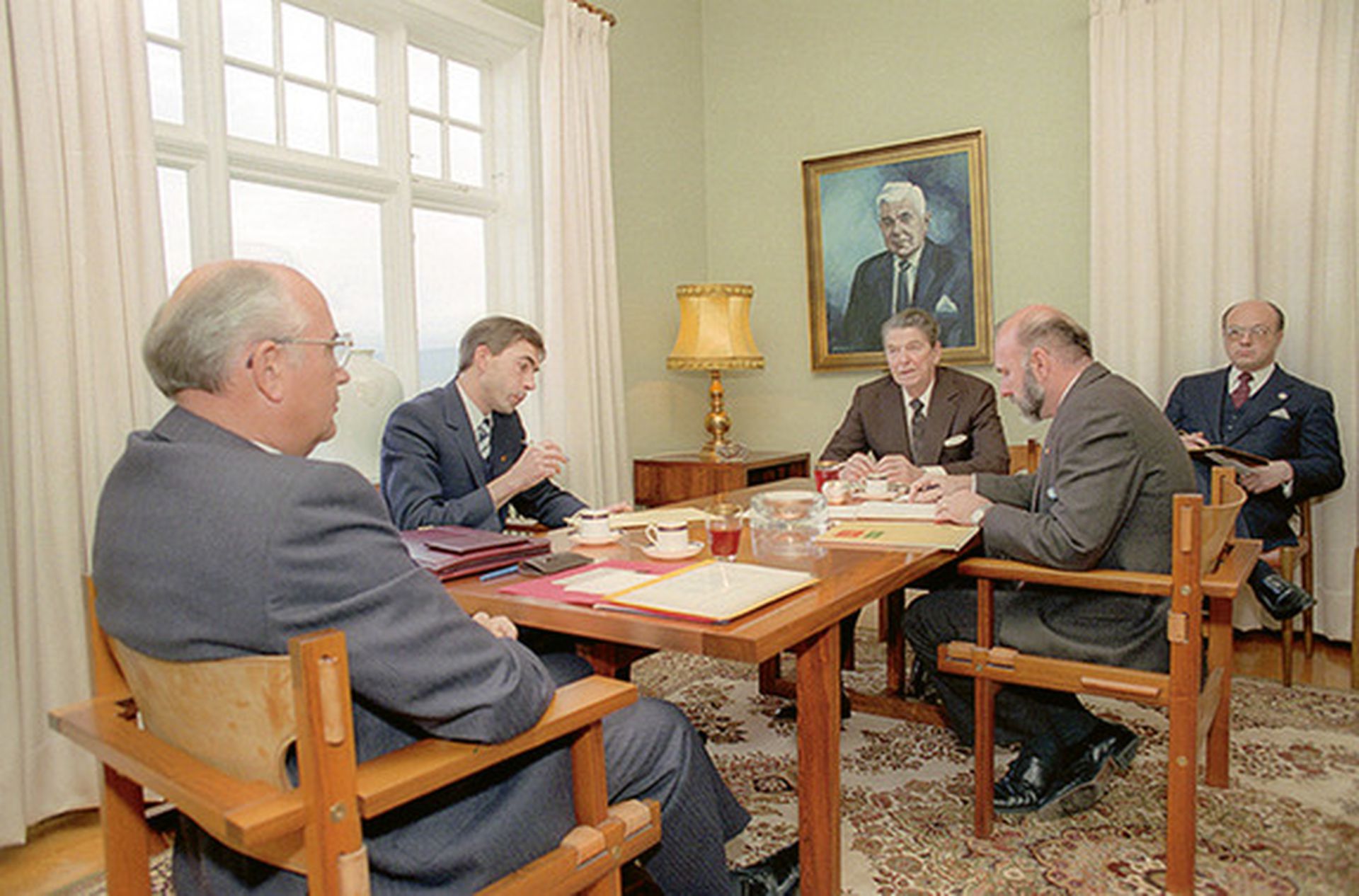 1986年10月，美国总统里根（Ronald Reagan，右三）与苏联总书记戈尔巴乔夫（Mikhail Gorbachev，左一）在冰岛举行峰会。时任美国总统特别助理、国安会欧洲和苏联事务高级主任马特洛克坐在最右。翌年马特洛克出任美国驻苏联大使。（Reagan Presidential Library）