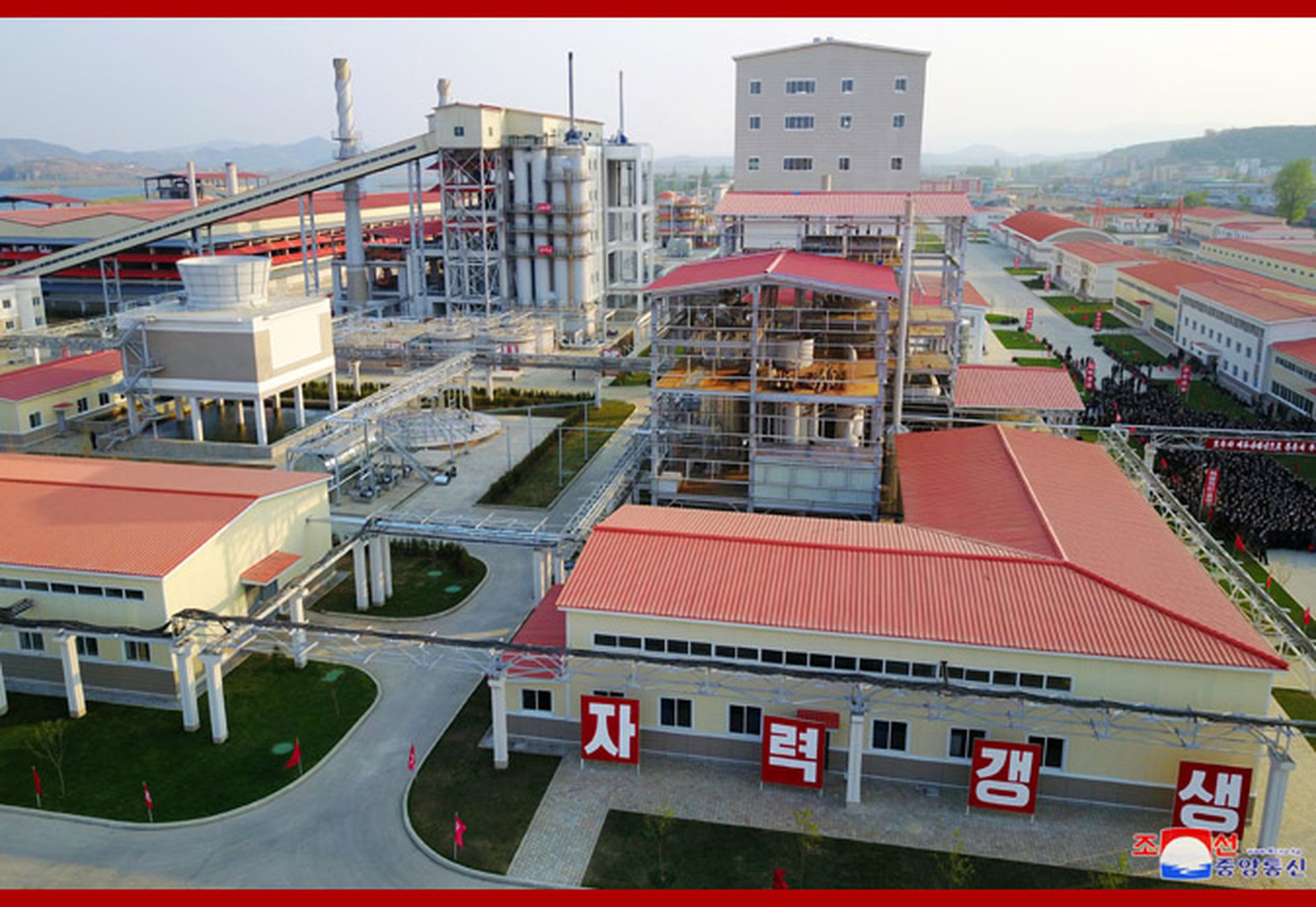 朝中社称顺天磷肥厂是新的化学工业基地，自力富强、自力繁荣伟大创造物的象征。（朝中社）