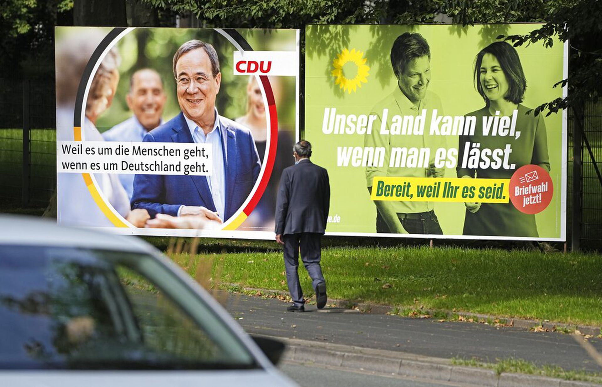 2021年9月2日，德国大选期间，柏林街头的宣传广告，左边是基民盟总理候选人拉舍特，右边广告牌的女性是绿党候选人贝尔伯克（Annalena Baerbock）。（AP）