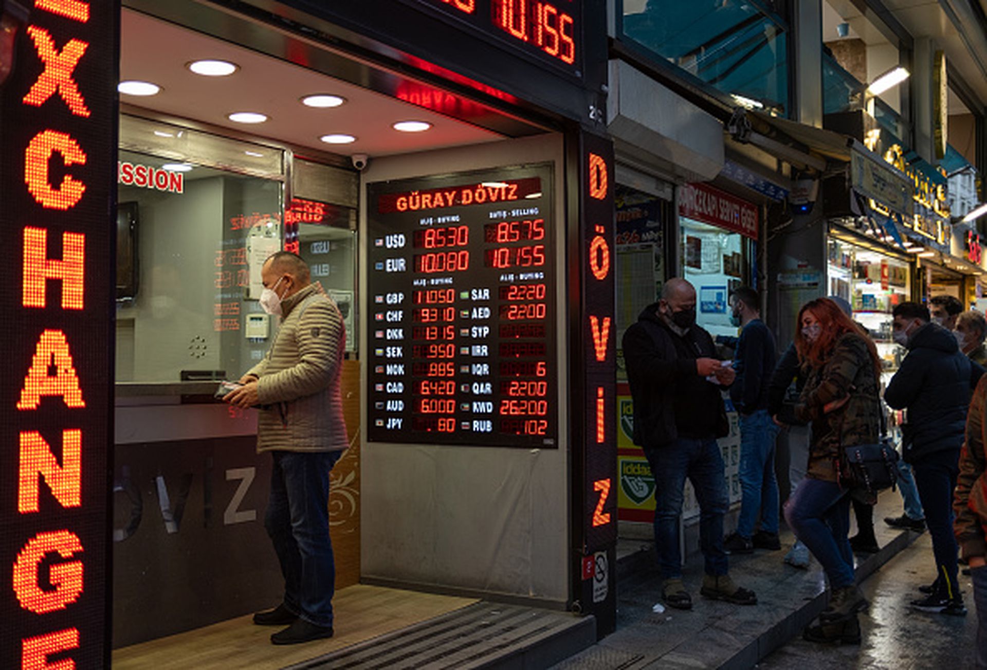 2020年11月9日，土耳其伊斯坦布尔的一处货币兑换柜台。牌价显示土耳其里拉兑美元的汇率已跌破8.5:1， 达到8.57:1；而里拉兑欧元的汇率则跌破10:1大关，达到10.15:1。（Getty Images）