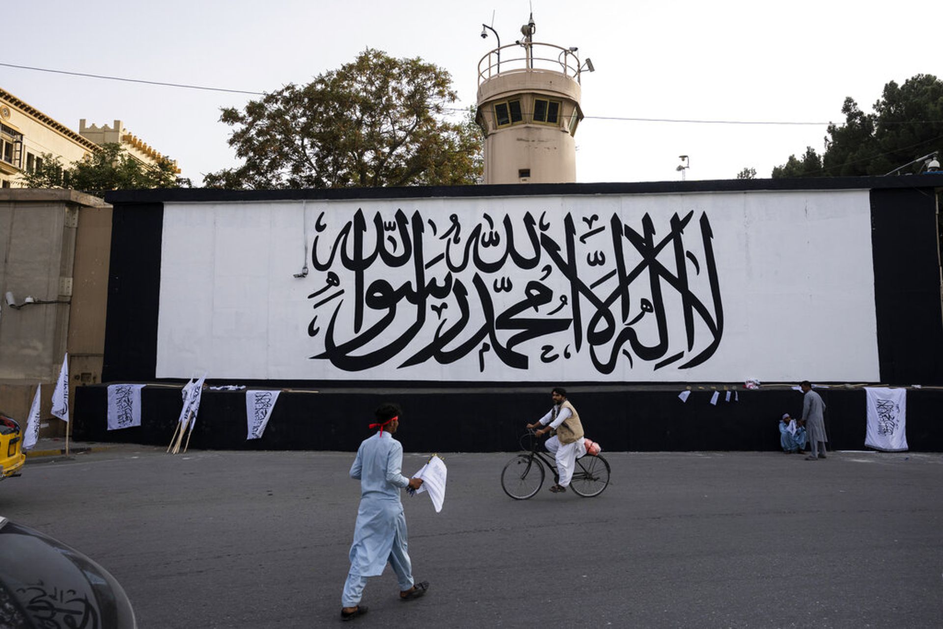 阿富汗局势：图为2021年9月11日，塔利班组织的旗帜已被装置在美国大使馆物业外的一面墙上。（AP）