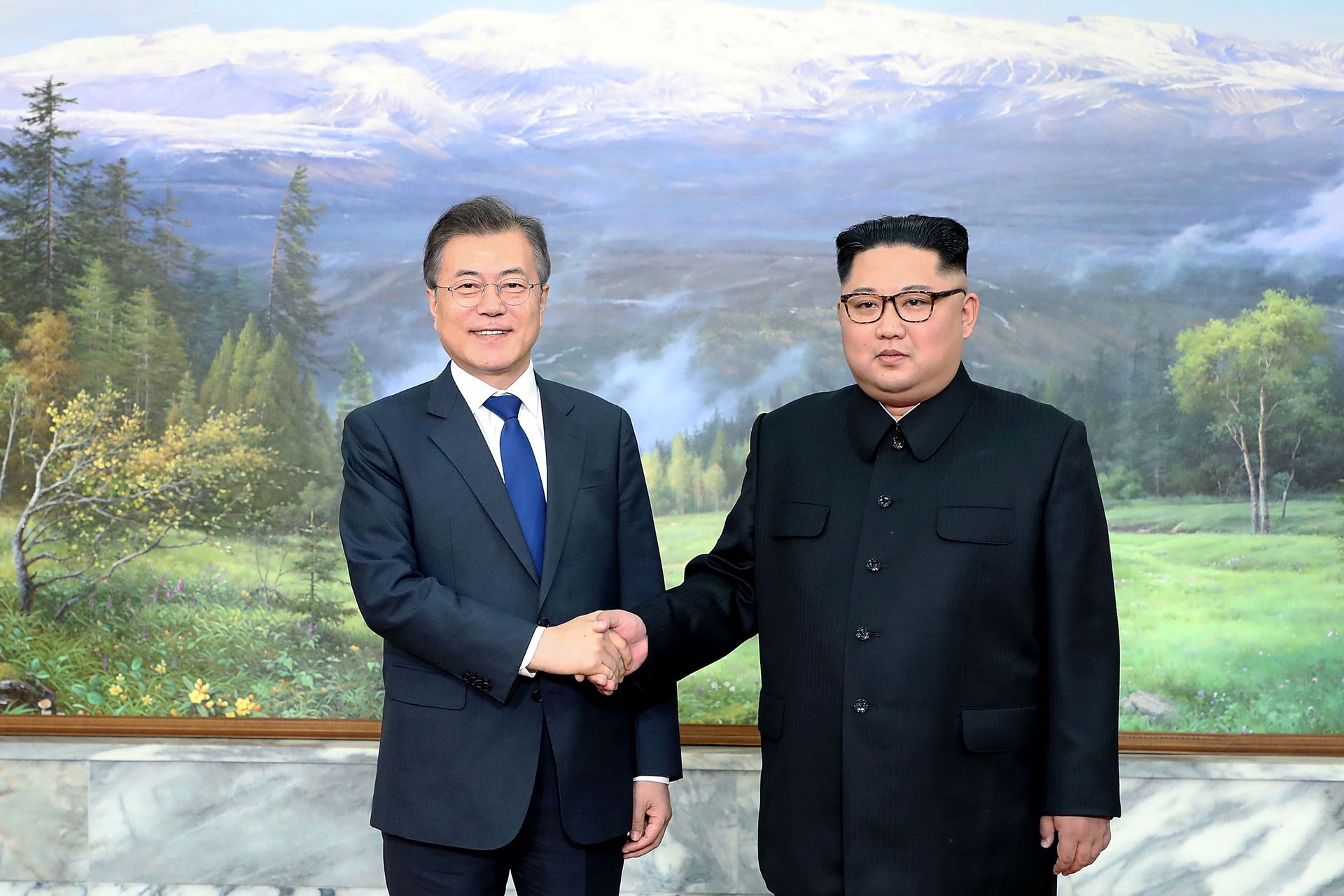 2018年5月26日，韩国总统文在寅与朝鲜领导人金正恩于会面，此前一个月，两位领导人签署板门店宣言。（Getty）