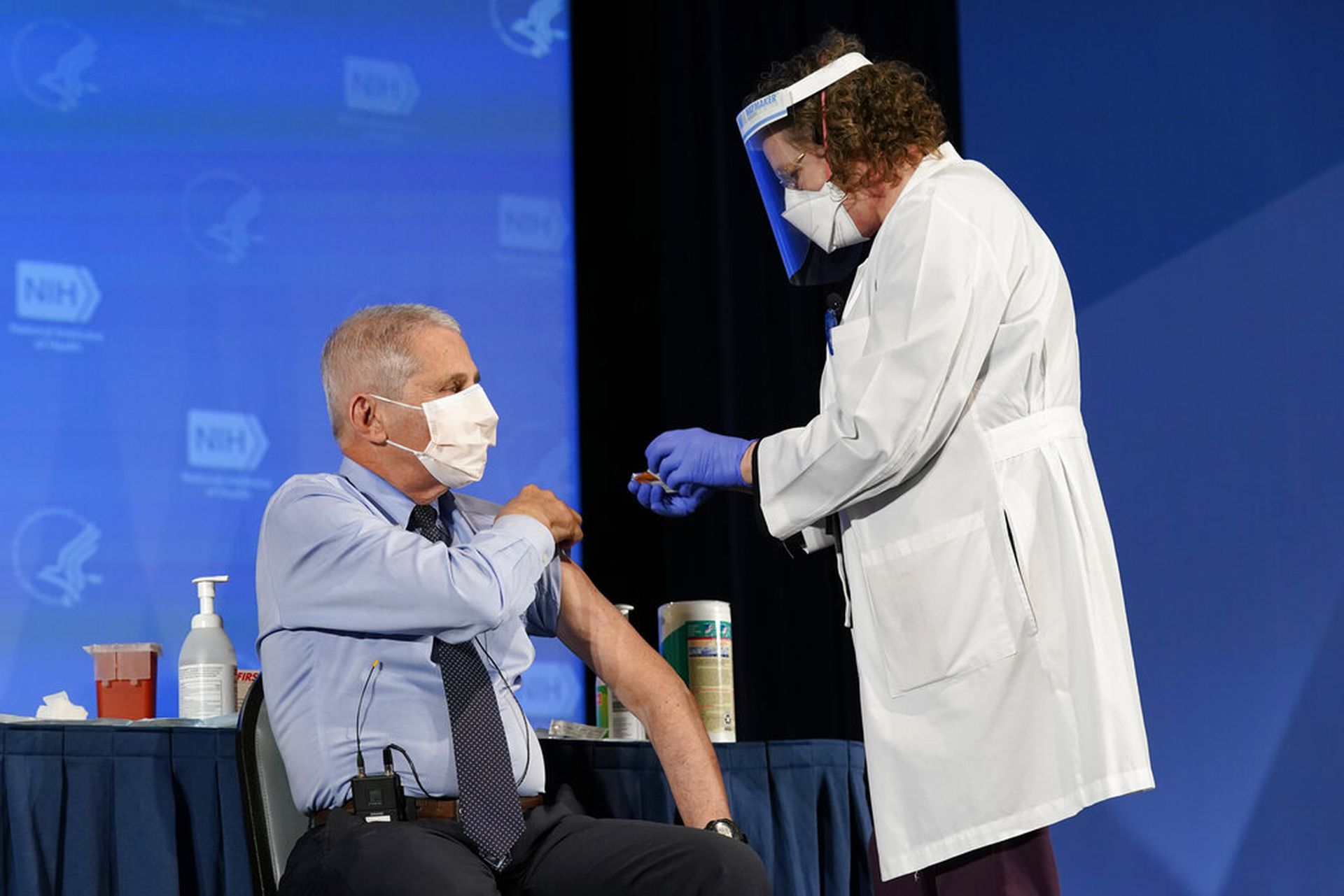 12月22日，美国传染病专家福奇（ Anthony Fauci）在美国国立卫生研究院接种了莫德纳新冠疫苗，接种过程在电视上进行了直播。（AP）