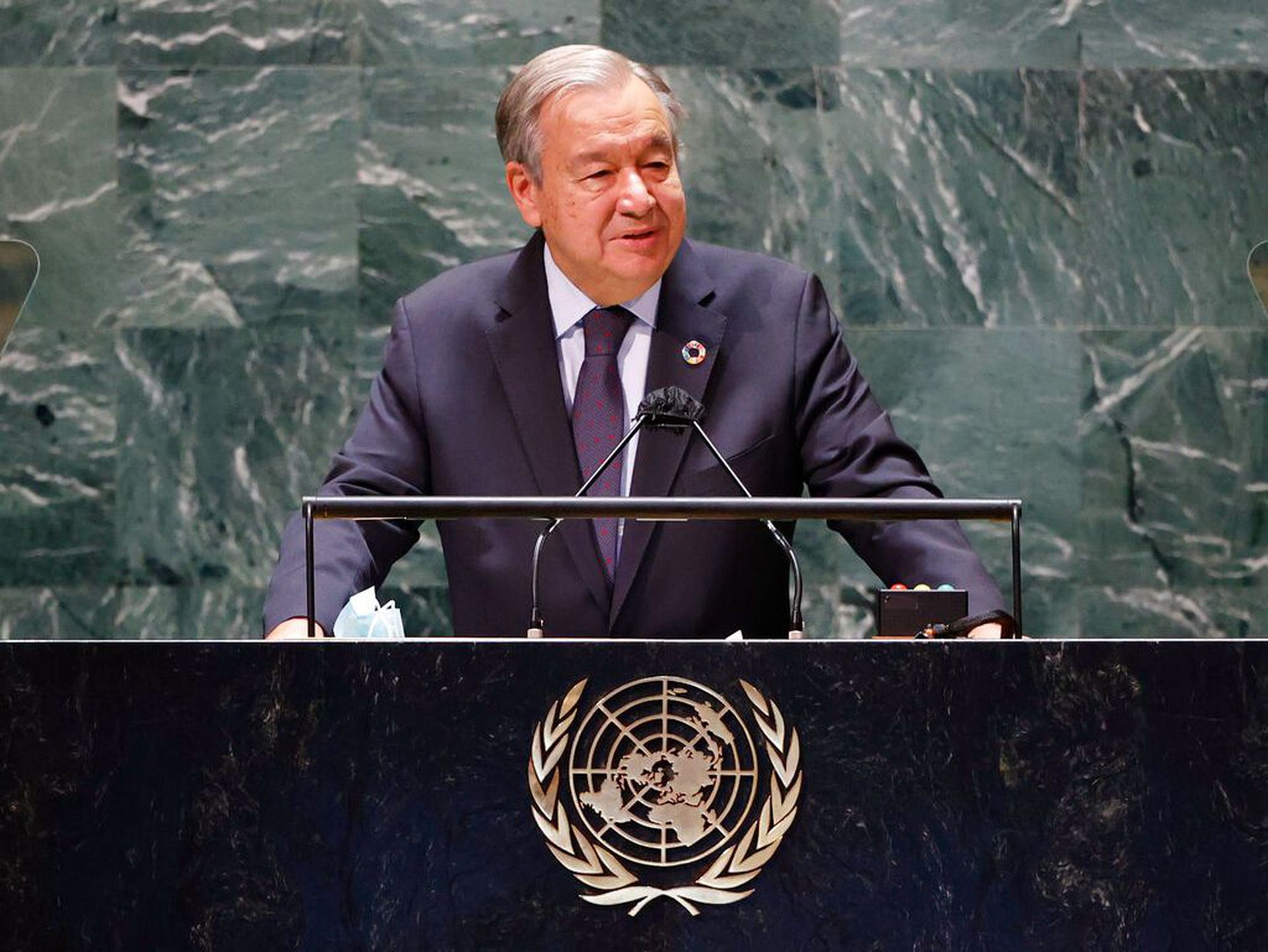 9月20日，在纽约联合国总部举行的第76届联合国大会上，古特雷斯发表讲话。（AP）