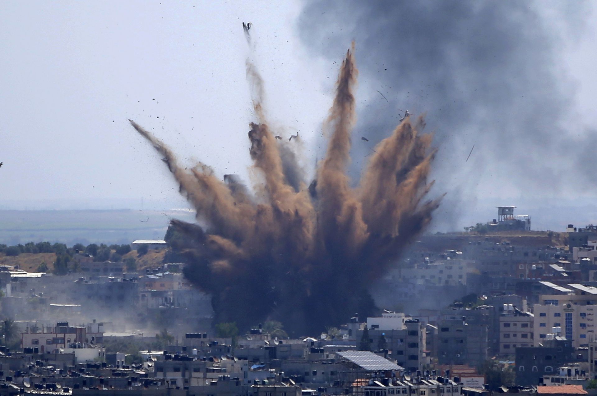 5月13日，加沙地带一幢建筑物被空袭，烟尘四起。（AP）