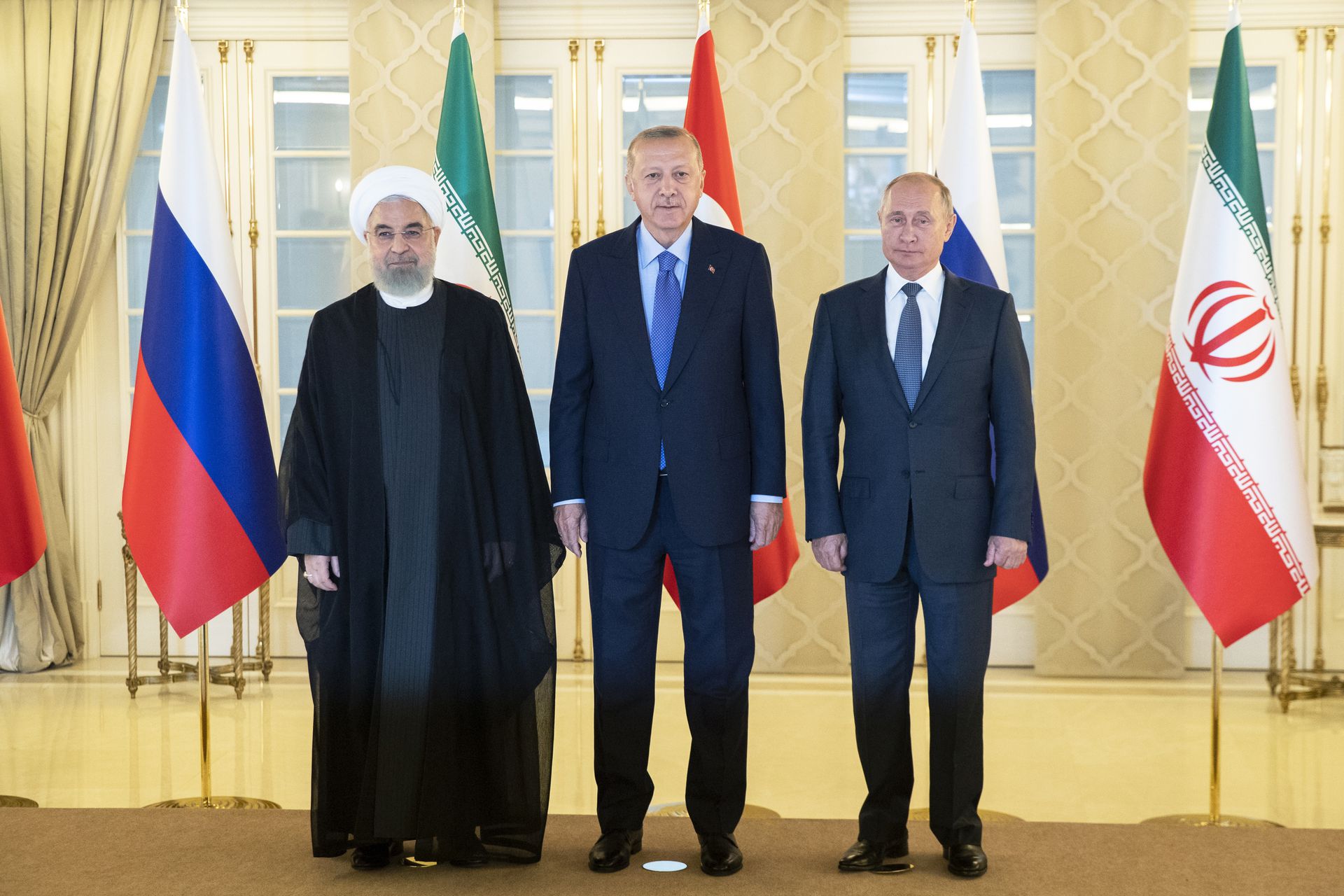 俄土伊成为左右叙利亚格局的关键三方，也影响了中东的大格局。图为2019年9月16日，埃尔多安（中）、俄罗斯总統普京（Vladimir Putin，右）和伊朗总統鲁哈尼（Hassan Ruhani）在土耳其安卡拉会面。（AP）