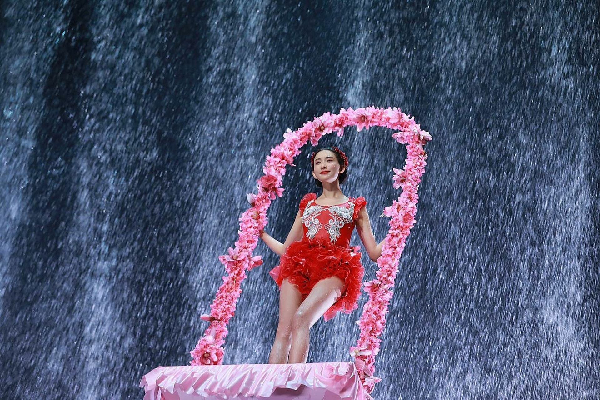 中国央视春晚较为重视与香港、澳门、台湾等地互动，图为2019年台湾艺人林志玲在春晚舞台表演水上芭蕾曲目《绽放》，其造型之美在网上引起不小的热议。（VCG）