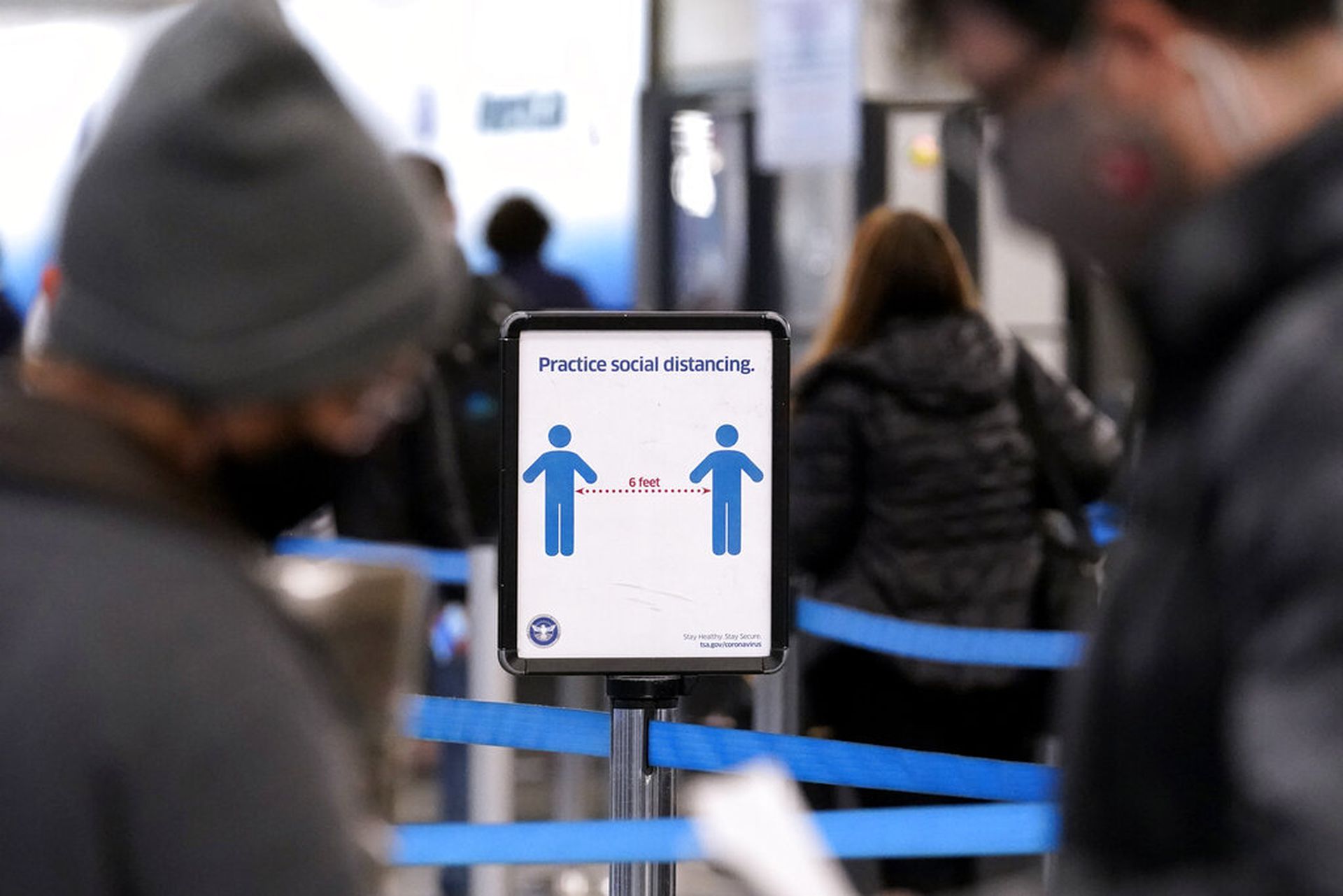 12月28日，芝加哥机场一个标语牌提示民众保持安全社交距离。（AP）