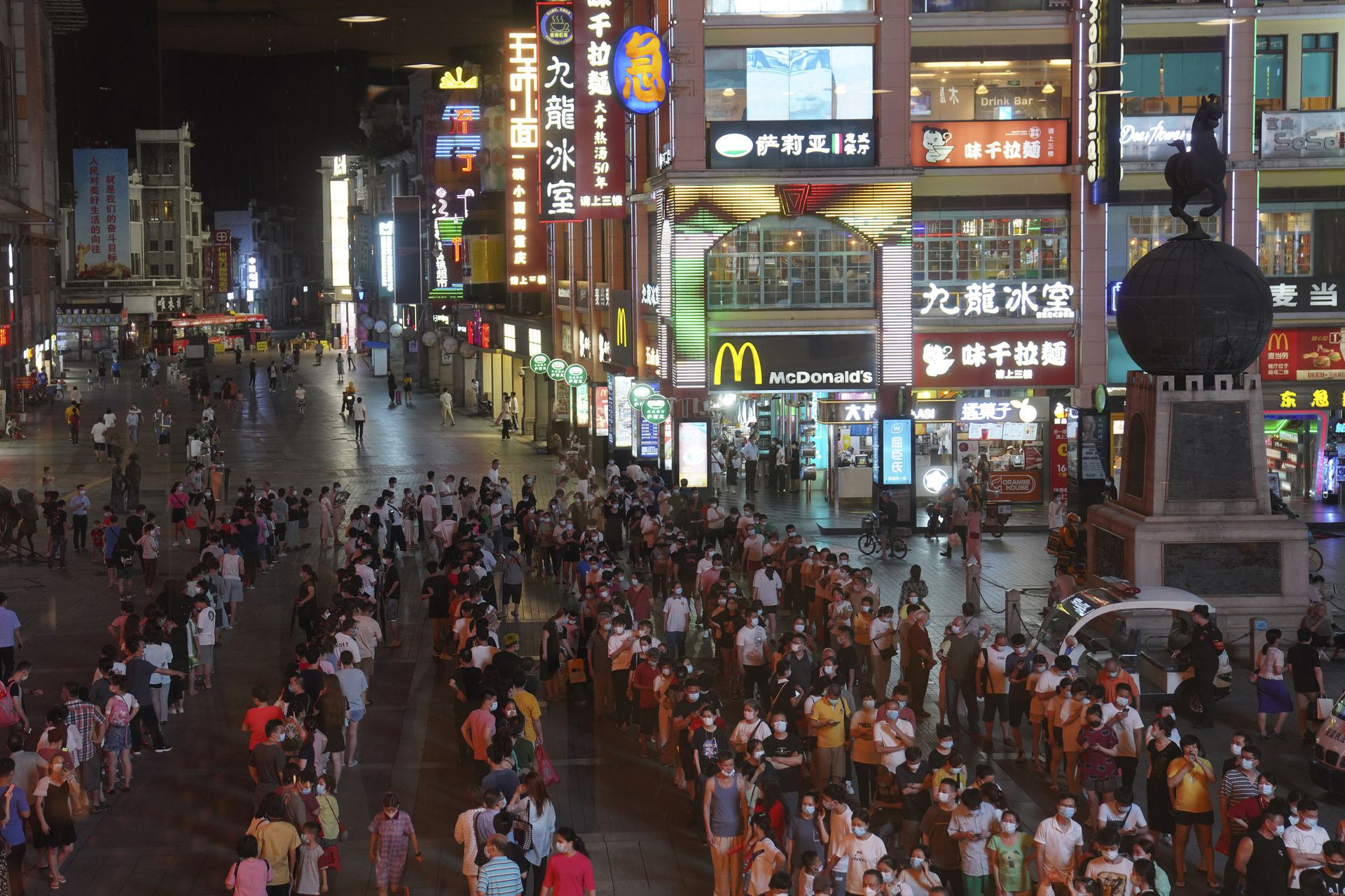 2021年5月29日，广州荔湾区晚上仍有等候检测的人龙。（美联社）