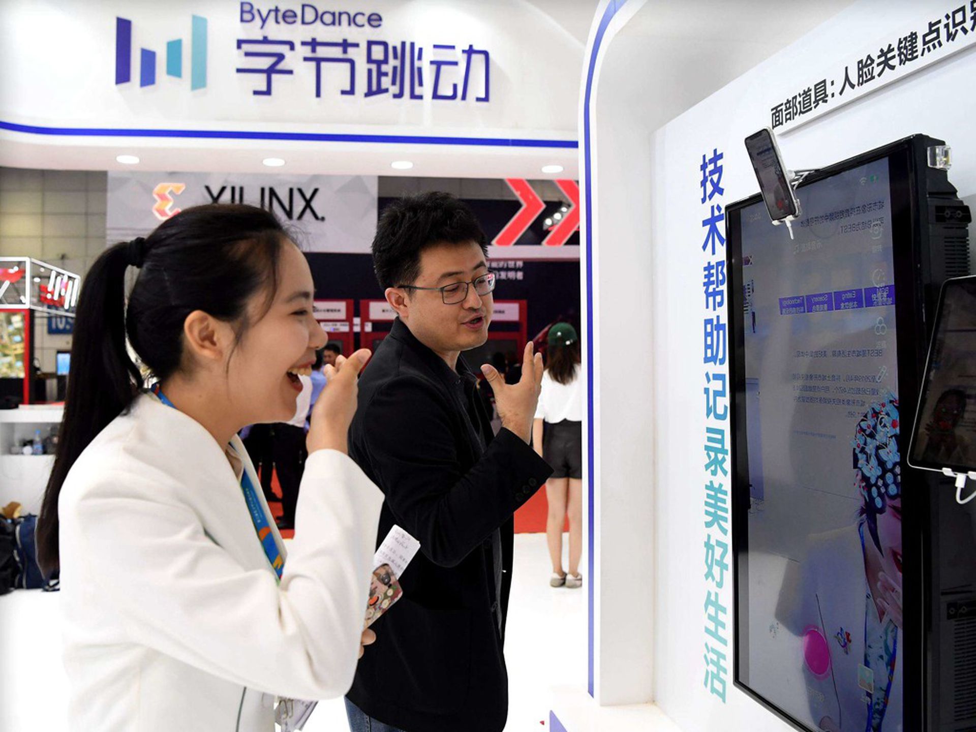 2019年5月5日,字节跳动参加第二届数字中国建设成果展览会,展台吸引参观者排队体验。 (视觉中国) 2019年5月5日,字节跳动参加第二届数字中国建设成果展览会,展台吸引参观者排队体验。 (视觉中国)