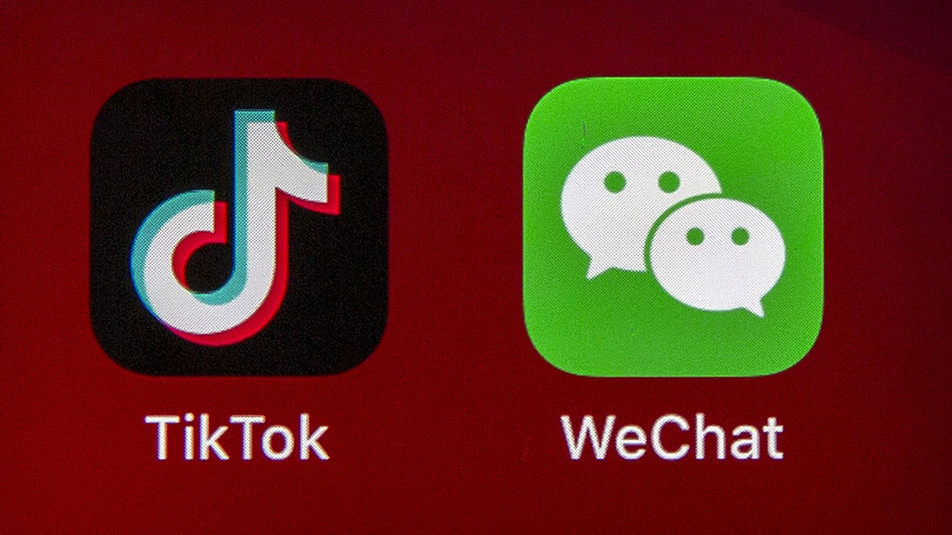 美国“封杀”TikTok：美国总统特朗普2020年8月6日签署行政命令，禁止于美国管辖范围内与中国短片应用程式抖音海外版TikTok的母公司字节跳动和微信母公司腾讯进行任何交易，命令45日后生效。图为2020年8月7日，一部智能手机的屏幕显示TikTok及微信的标志。（AP）