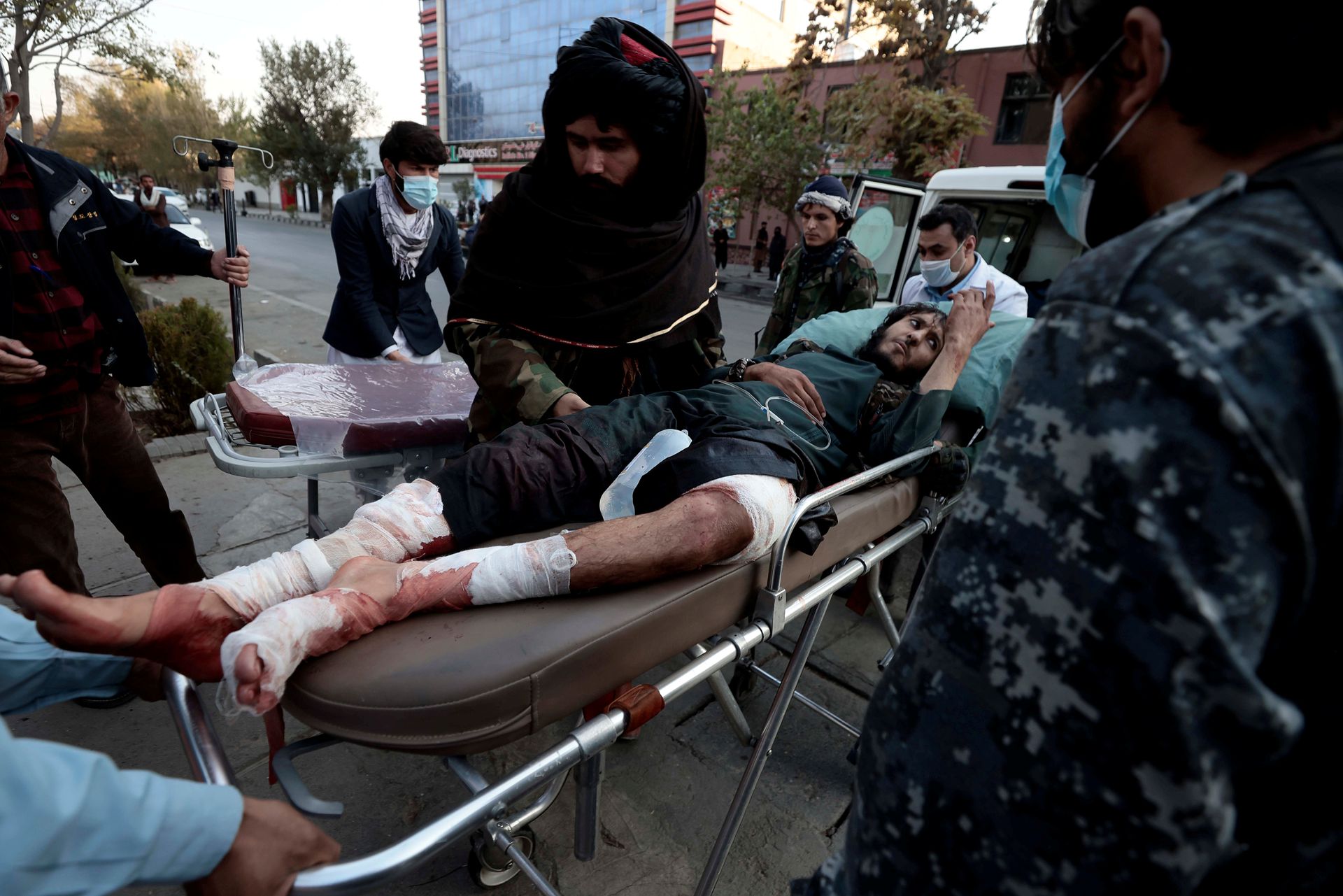 11月2日，一名塔利班士兵在爆炸中受伤，被送往医院。（Reuters）