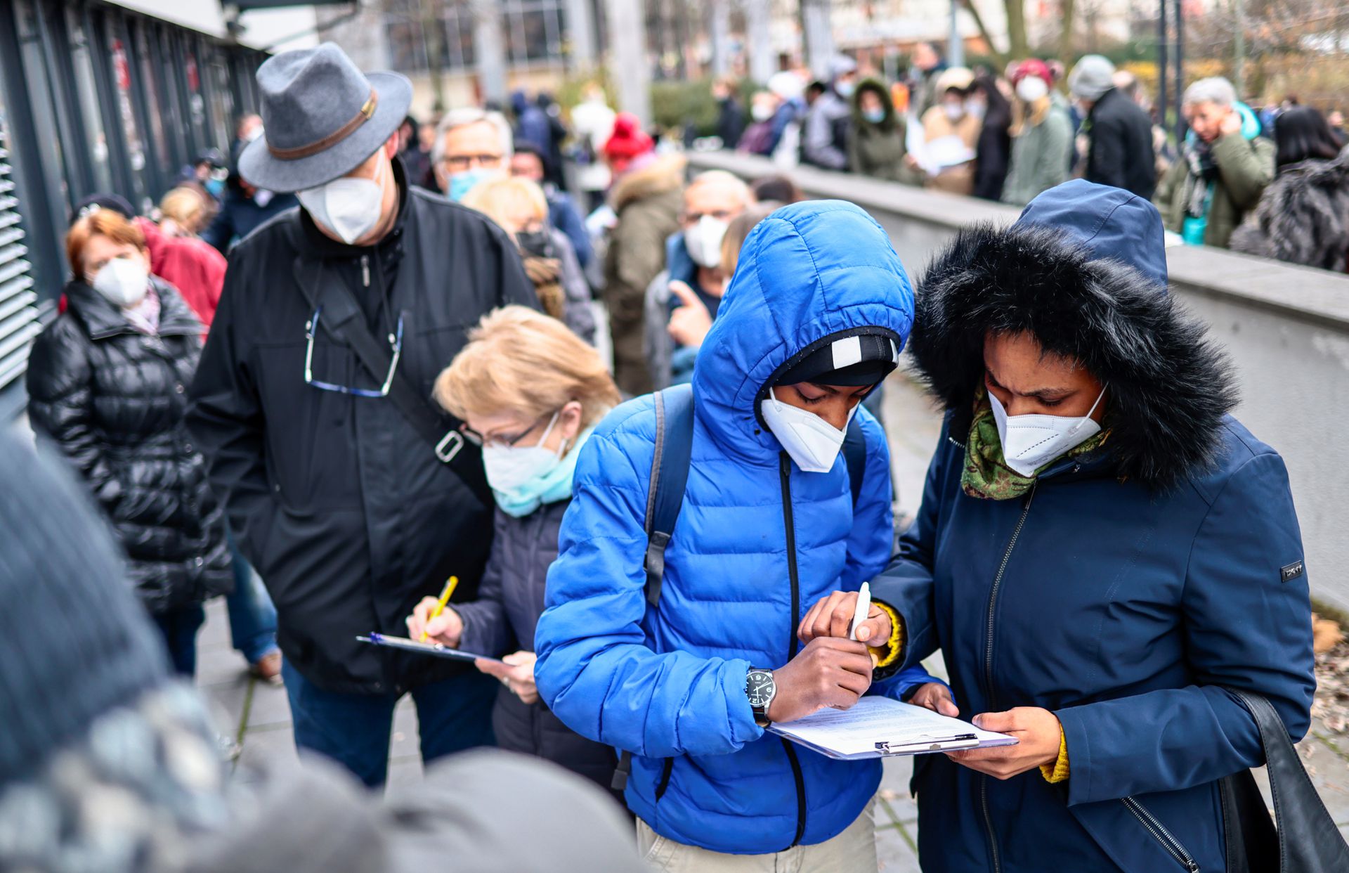 11月27日，德国柏林一间疫苗中心，人们正在外边填写资料等候接种。（Reuters）