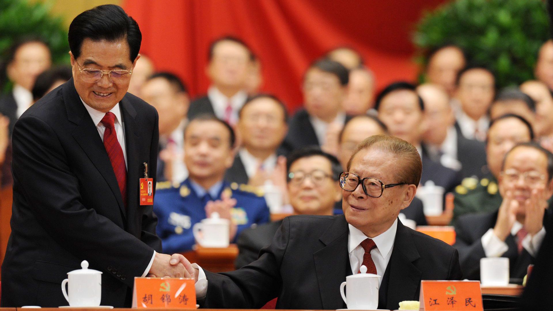 2012年11月8日，胡锦涛（左一）作完中共十八大报告后，江泽民表示祝贺。（新华社）