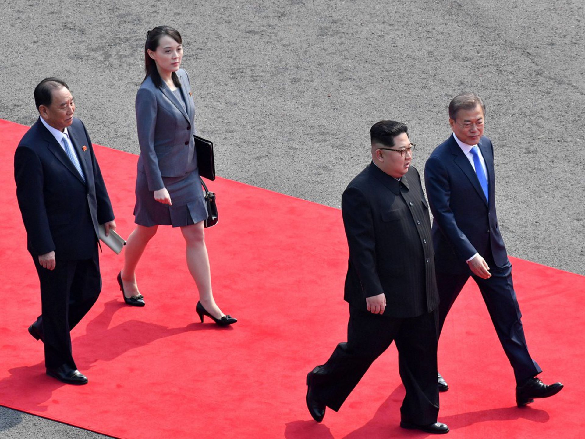 2018年4月27日，韩国总统文在寅和朝鲜领导人金正恩抵达板门店，金与正参加欢迎仪式。（Reuters）