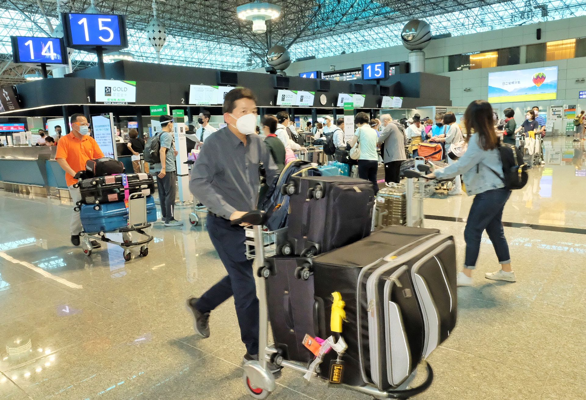 台湾疫情当前机场却现人潮疑为台人出逃赴美接种疫苗 多维新闻 台湾