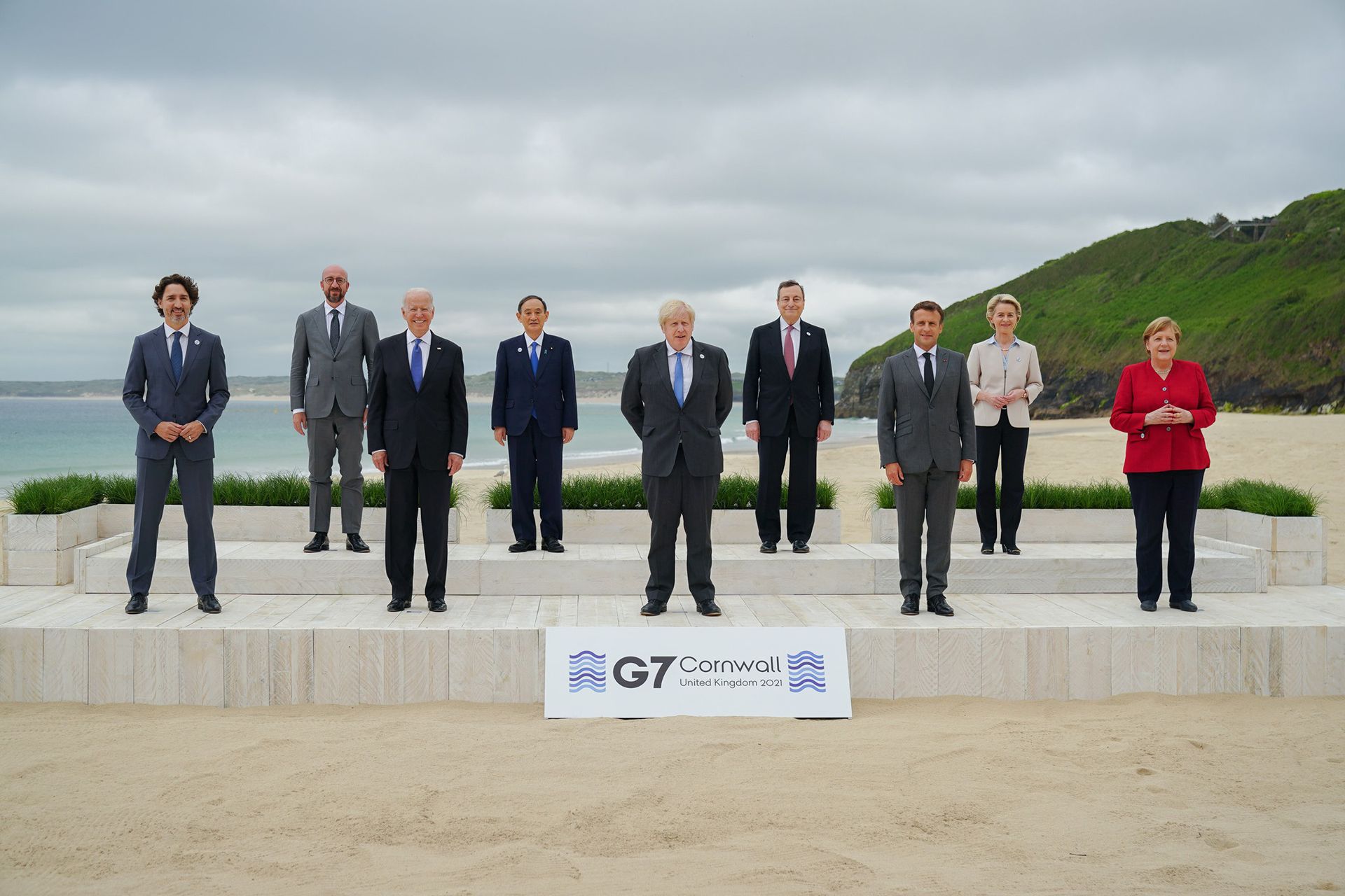 2021年6月11日，英国康沃尔，参加G7峰会的七国领导人合影留念。（Getty Images）