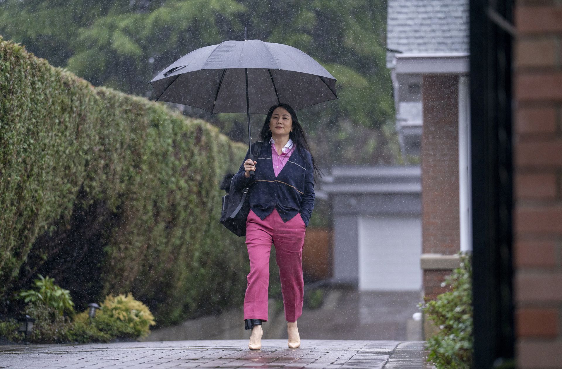 图为3月24日中国电讯装置商华为副董事长孟晚舟离开她位于加拿大卑诗省的住处。 （AP）