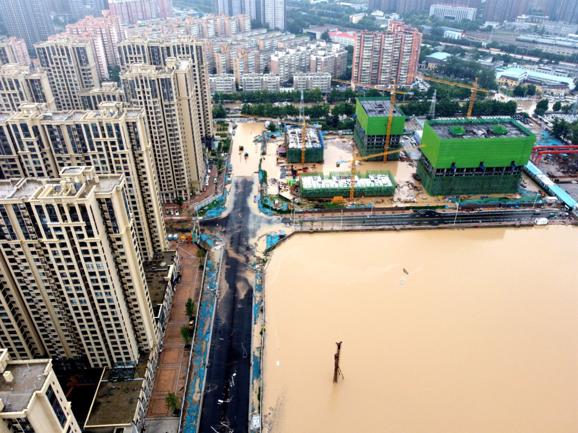 郑州遭遇的特大暴雨和洪水显然超过了一般城市市政建设的排水承载能力。 （路透社）