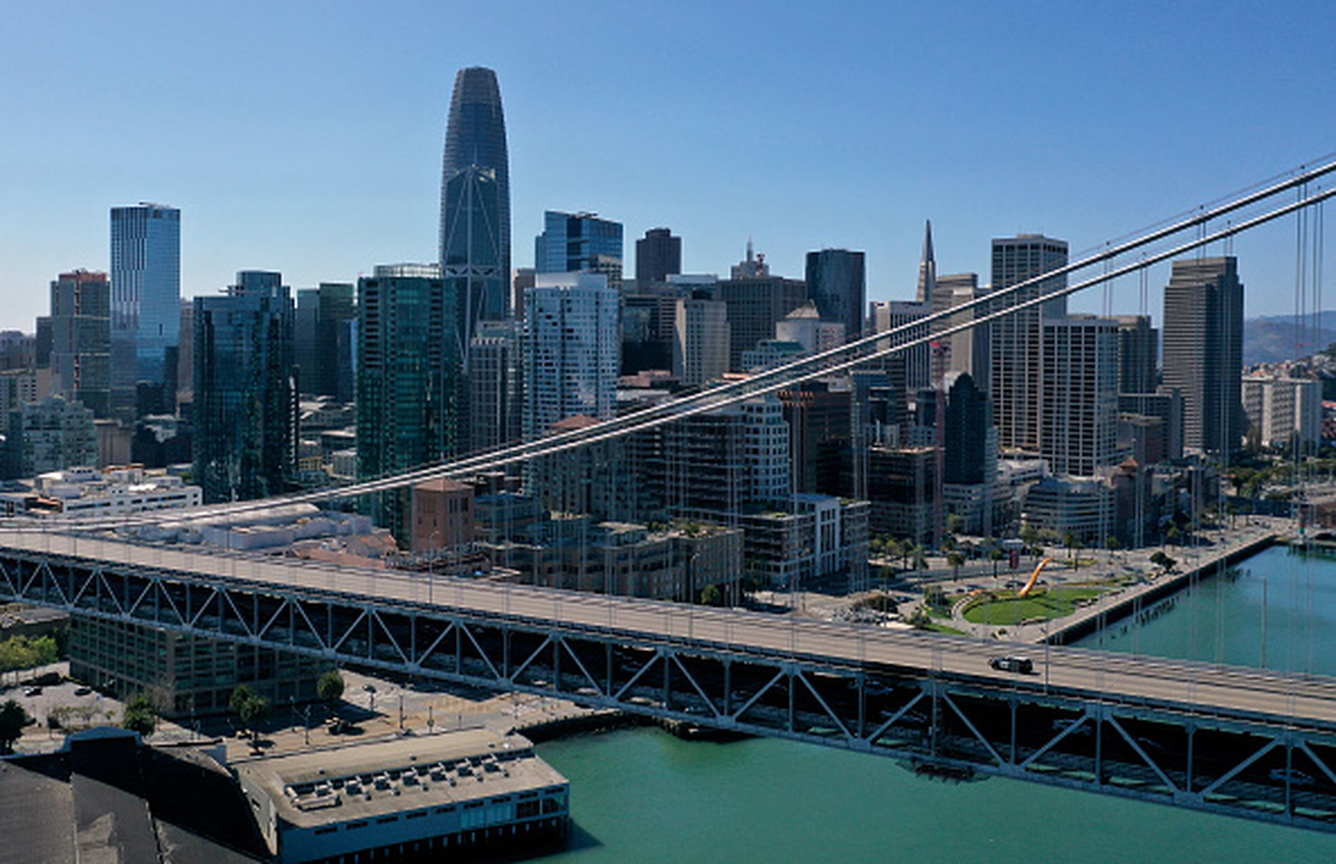 第二位：旧金山。图为美国加州公路巡逻队的汽车2020年4月行经三藩市-奥克兰海湾大桥。（Getty）