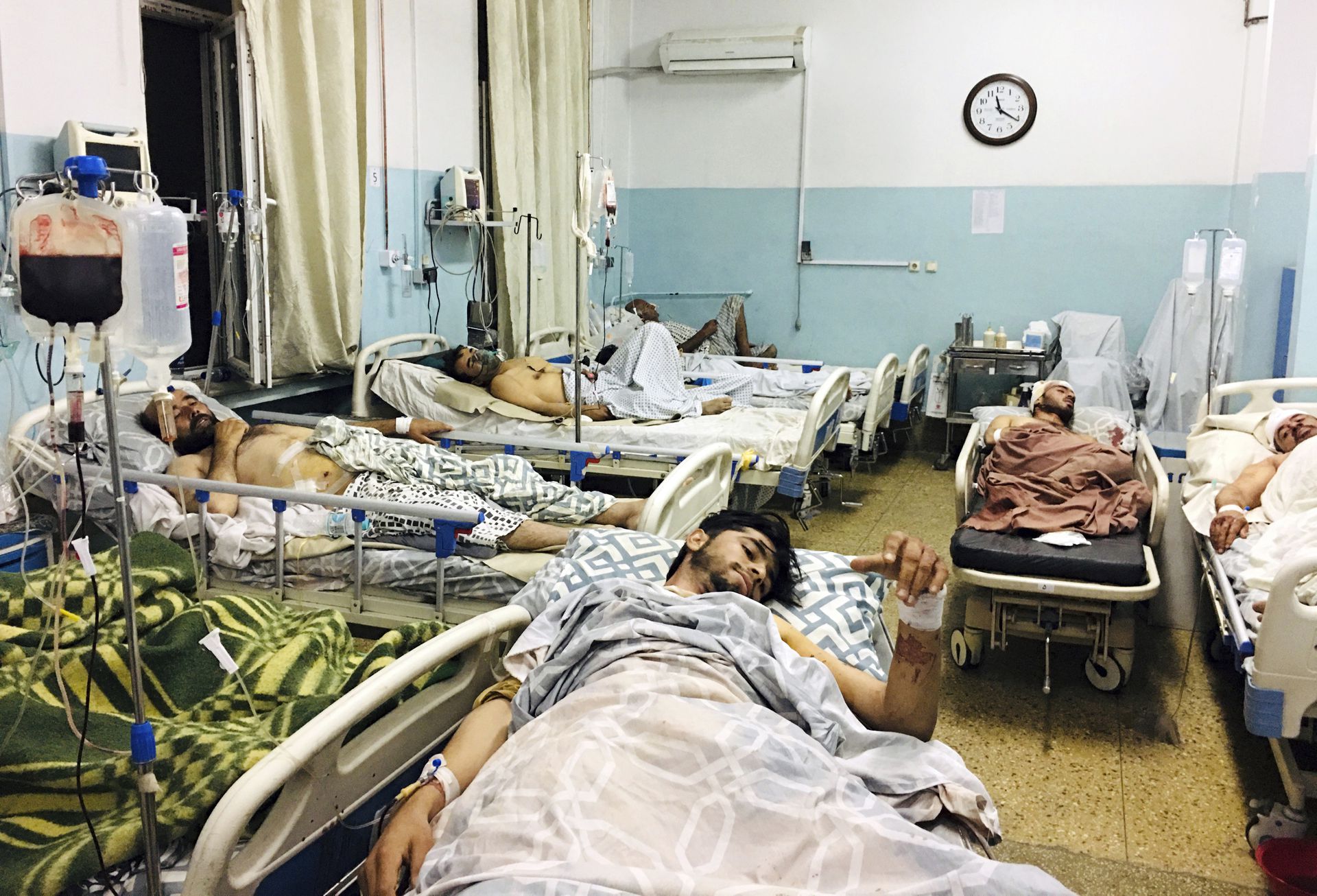 喀布尔机场外发生爆炸后，伤者被送往医院救治。（AP）