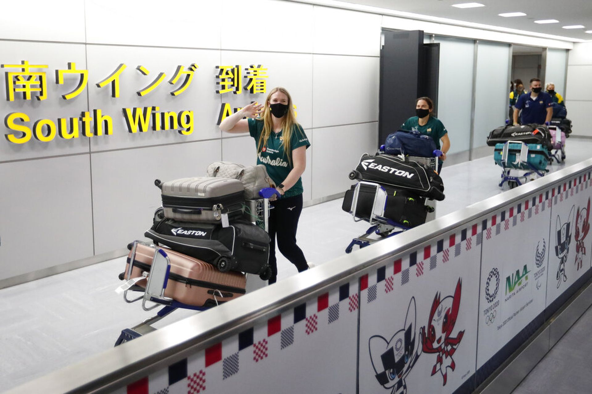 日本新冠肺炎疫情：图为6月1日，第一队外国国家队抵达东京进行赛前集训。他们是澳大利亚垒球国家队成员。（AP）