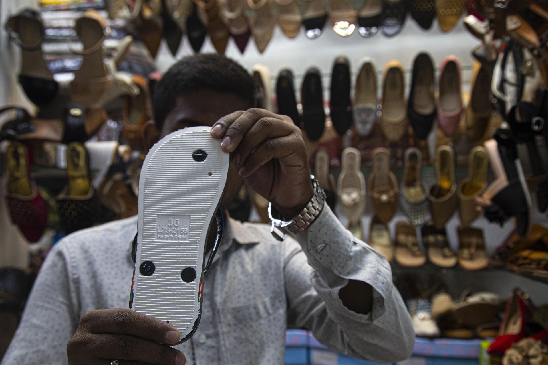 中国制造的日常消费品,占据了印度的大部分消费市场。其均价低于1,000卢比(约合13.23美元)的价位让印度贫民也能过起体面的生活。(美联社) 中国制造的日常消费品,占据了印度的大部分消费市场。其均价低于1,000卢比(约合13.23美元)的价位让印度贫民也能过起体面的生活。(美联社)