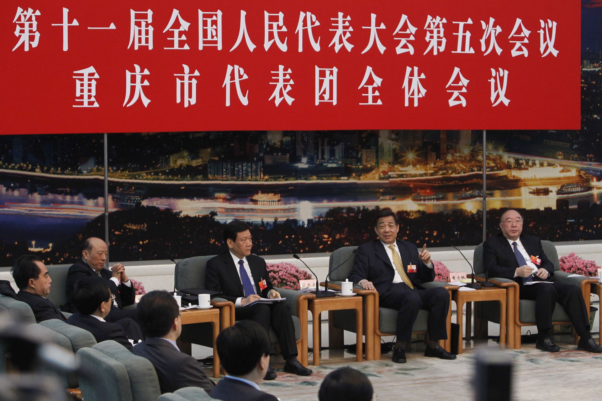2012年3月9日，薄熙来（右二）在重庆市人大代表团记者会上，高调为自己与妻子谷开来辩护。这是薄熙来最后一次以领导人身份公开讲话。（路透社）