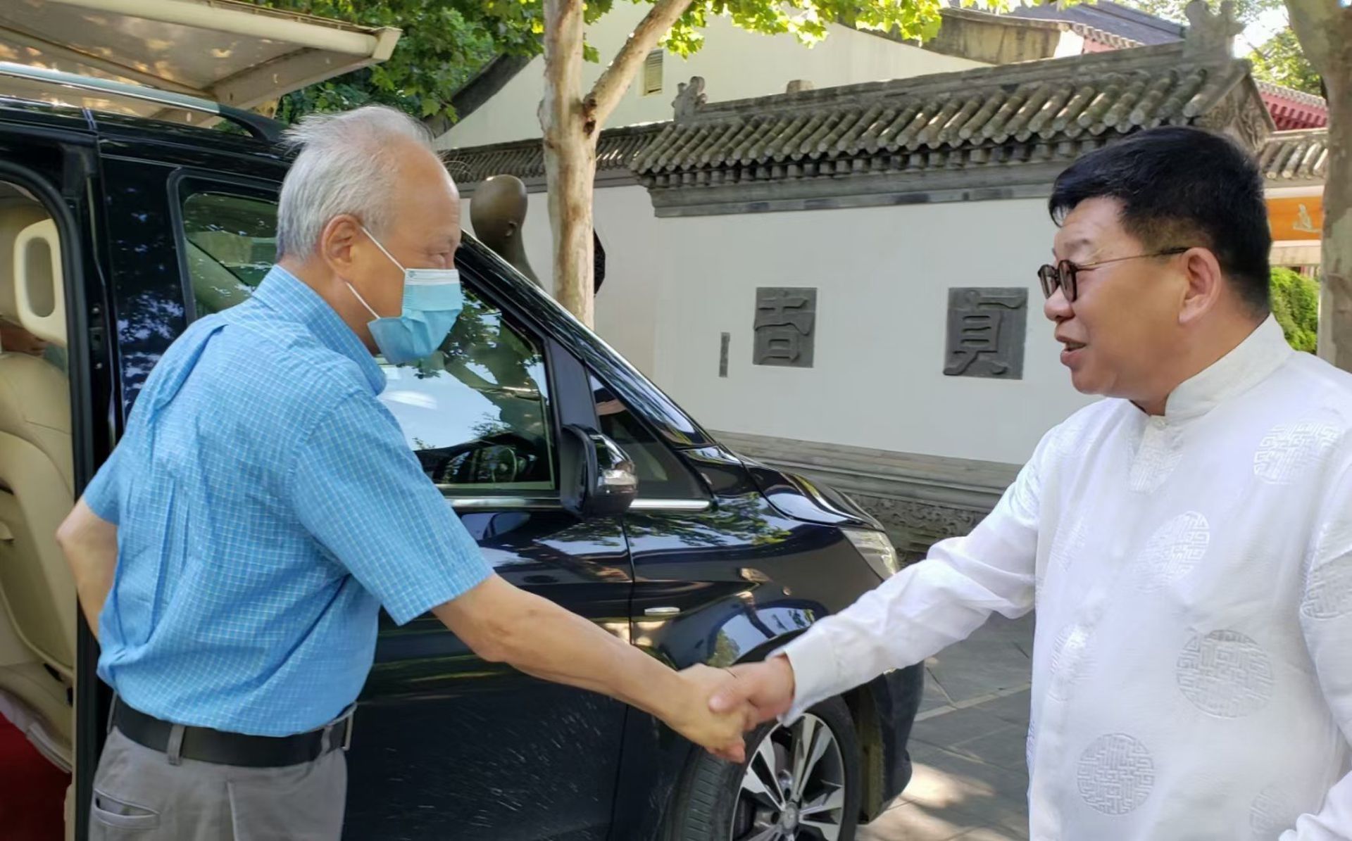 8月2日,崔天凯抵达北京。图为察哈尔学会会长韩方明迎接崔天凯。(Twitter@Shen Shiwei沈诗伟) 8月2日,崔天凯抵达北京。图为察哈尔学会会长韩方明迎接崔天凯。(Twitter@Shen Shiwei沈诗伟)