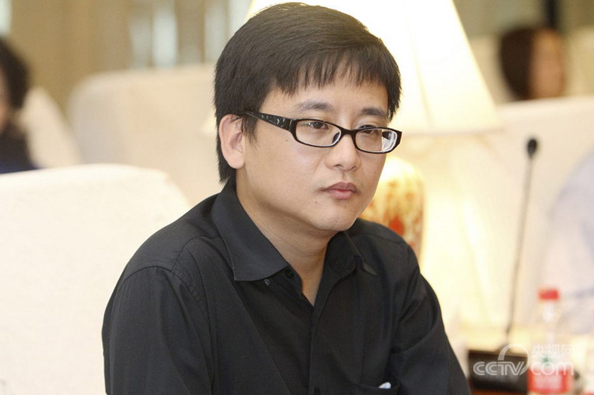 2013年8月10日,网络名人社会责任论坛在央视新址召开,国家互联网信息办公室主任鲁炜与网络名人交流座谈,国家互联网信息办公室副主任彭波出席,周小平参加。(央视)
