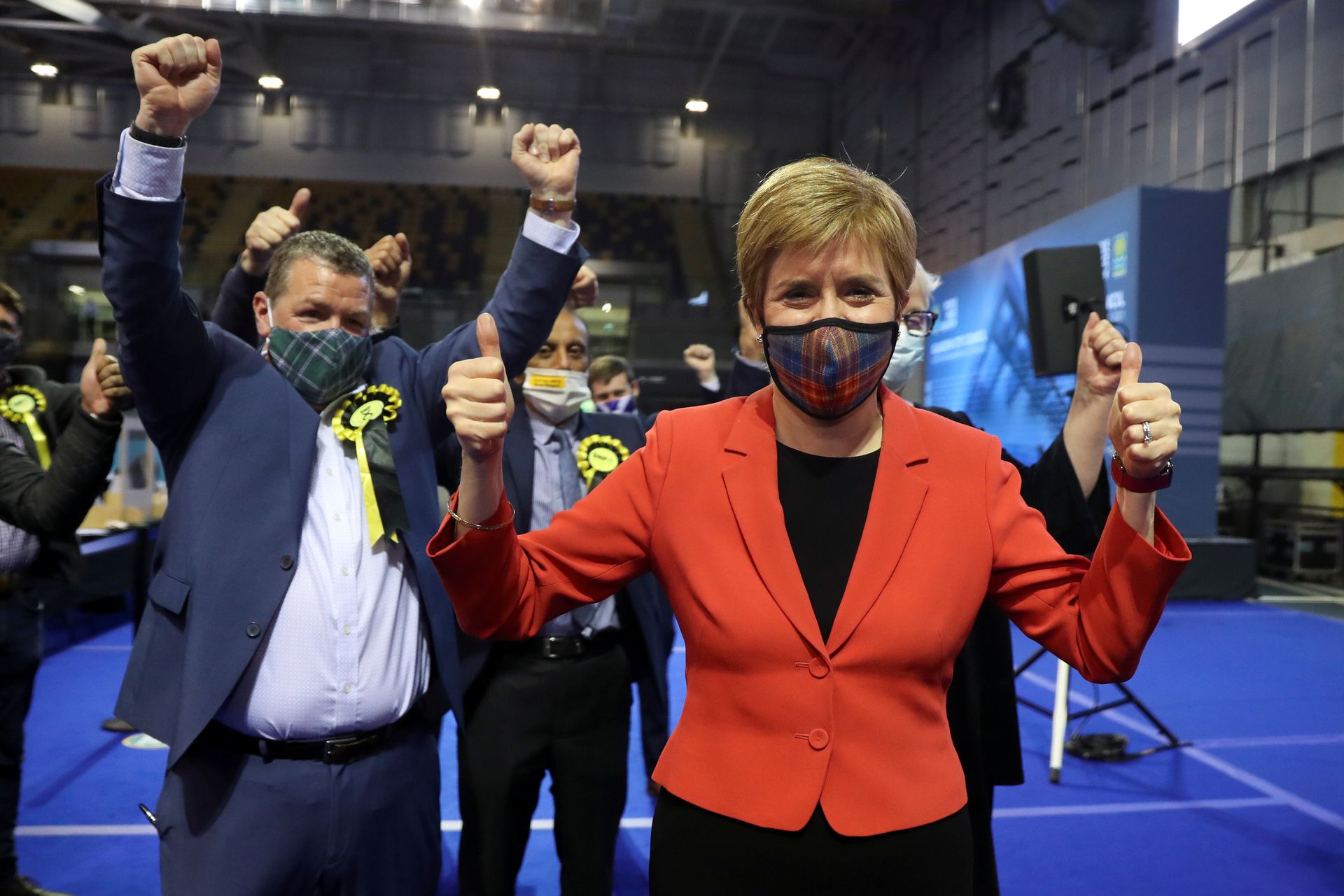 5月7日，苏格兰首席部长兼民族党领袖施雅晴（Nicola Sturgeon）在获悉点票状况时感到高兴。（Reuters）