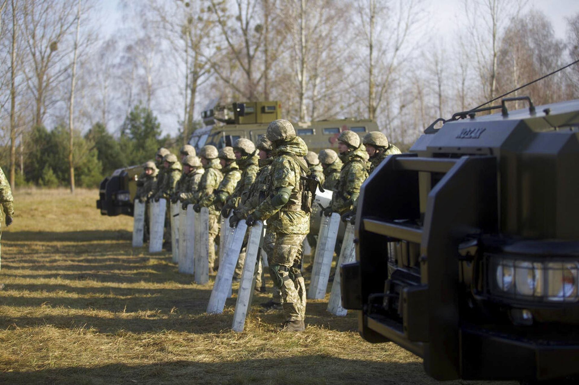 图为2021年11月11日，乌克兰国家边防部队在接近白罗斯边境的沃伦区列队。（AP）