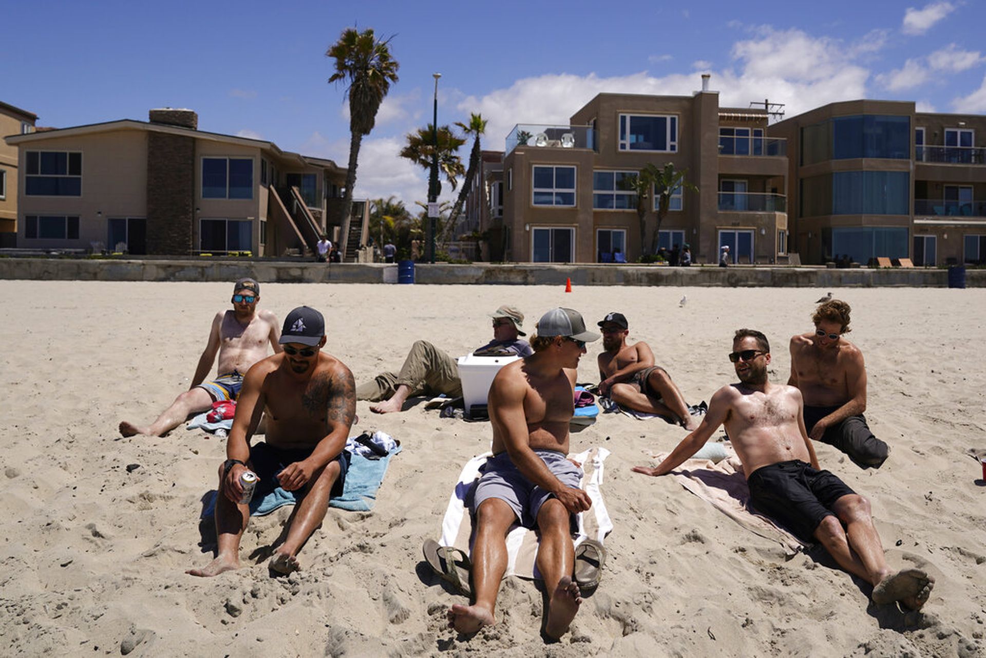 2021年4月份，美国一些男子在加州海岸一个沙滩处举行婚前派对。他们很多人已注射疫苗。（AP）