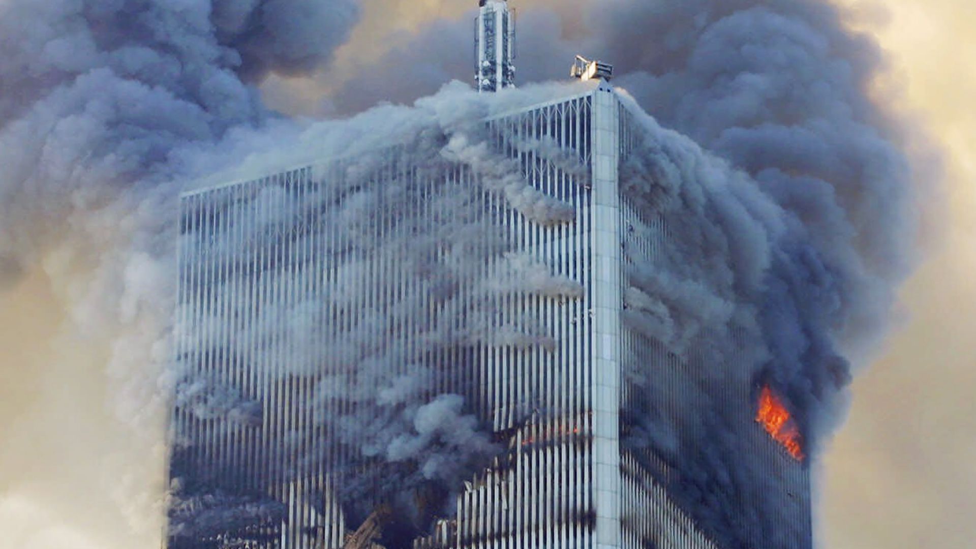 “9·11”二十周年：恐怖组织盖达19名恐怖份子2001年9月11日劫持4架客机在袭击美国4个地方，2,977人死亡。美国航空公司11号航班（AA11）5名劫机者在早上8时46分将飞机撞向纽约世界贸易中心北座大楼，插入第93至第99层，不仅机上87人罹难（不计5名恐怖分子），楼内数百人因走避不及或逃生无门。（AP）