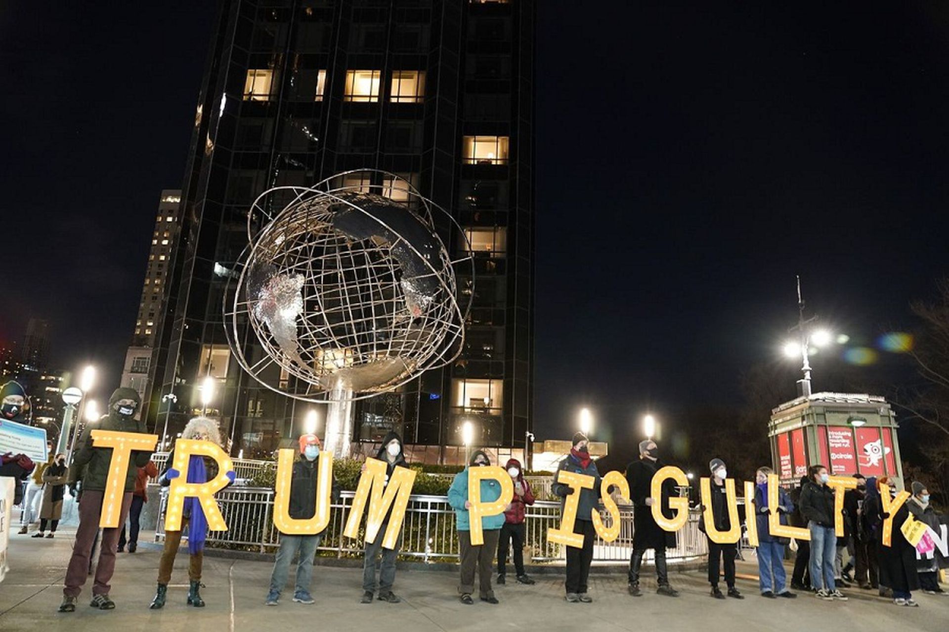 纽约的示威者1月6日在特朗普国际酒店前举牌抗议。（美联社）