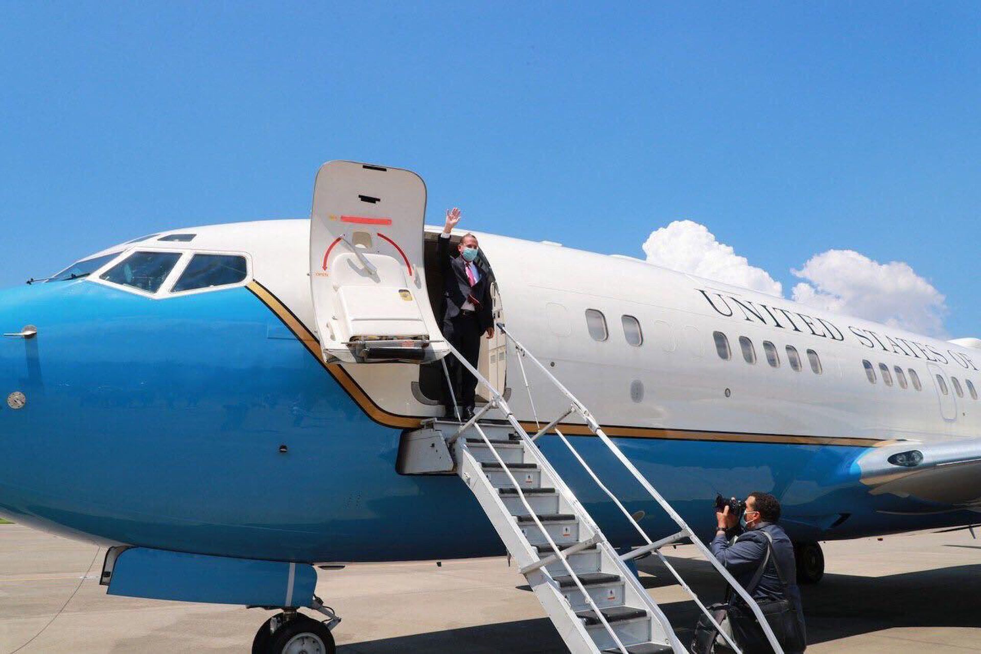 美国卫生部长阿扎（Alex Azar）当地时间8月12日下午将结束访台之行，搭乘美国专机返美，上机前挥手致意。 （台湾外交部提供）