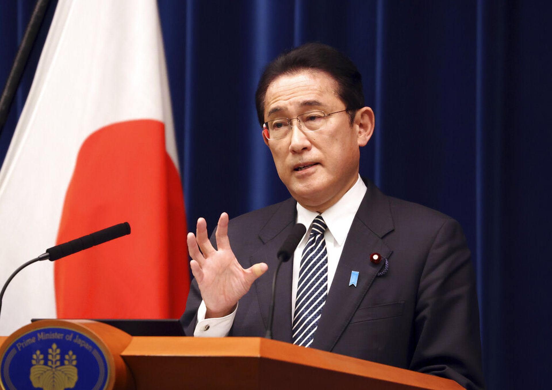 2021年12月21日，日本首相岸田文雄在东京首相官邸举行的新闻发布会上发表讲话。（AP）