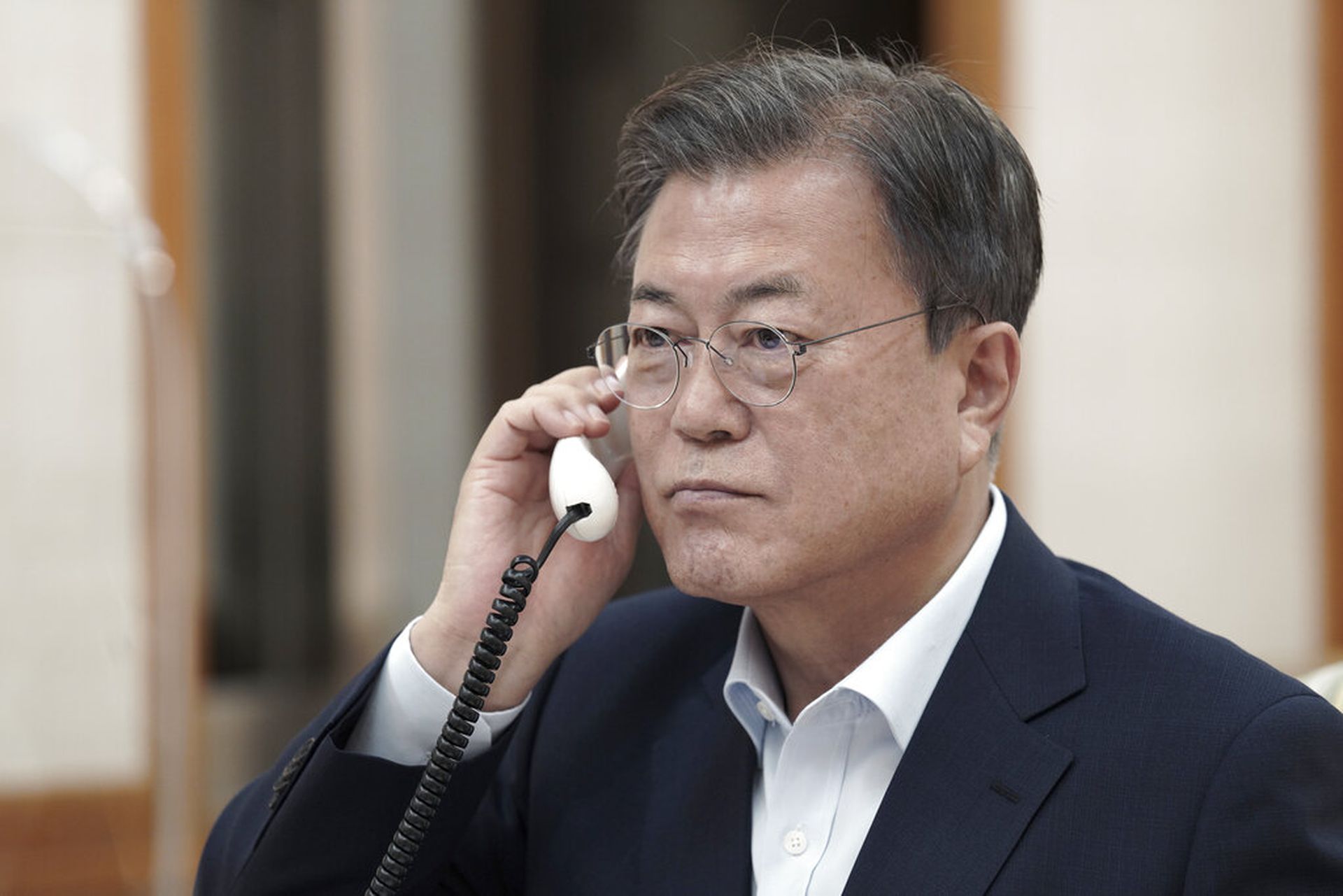 日韩关系：图为韩国总统府青瓦台提供的相片，显示韩国总统文在寅在首尔与日本首相岸田文雄通电话。（AP）
