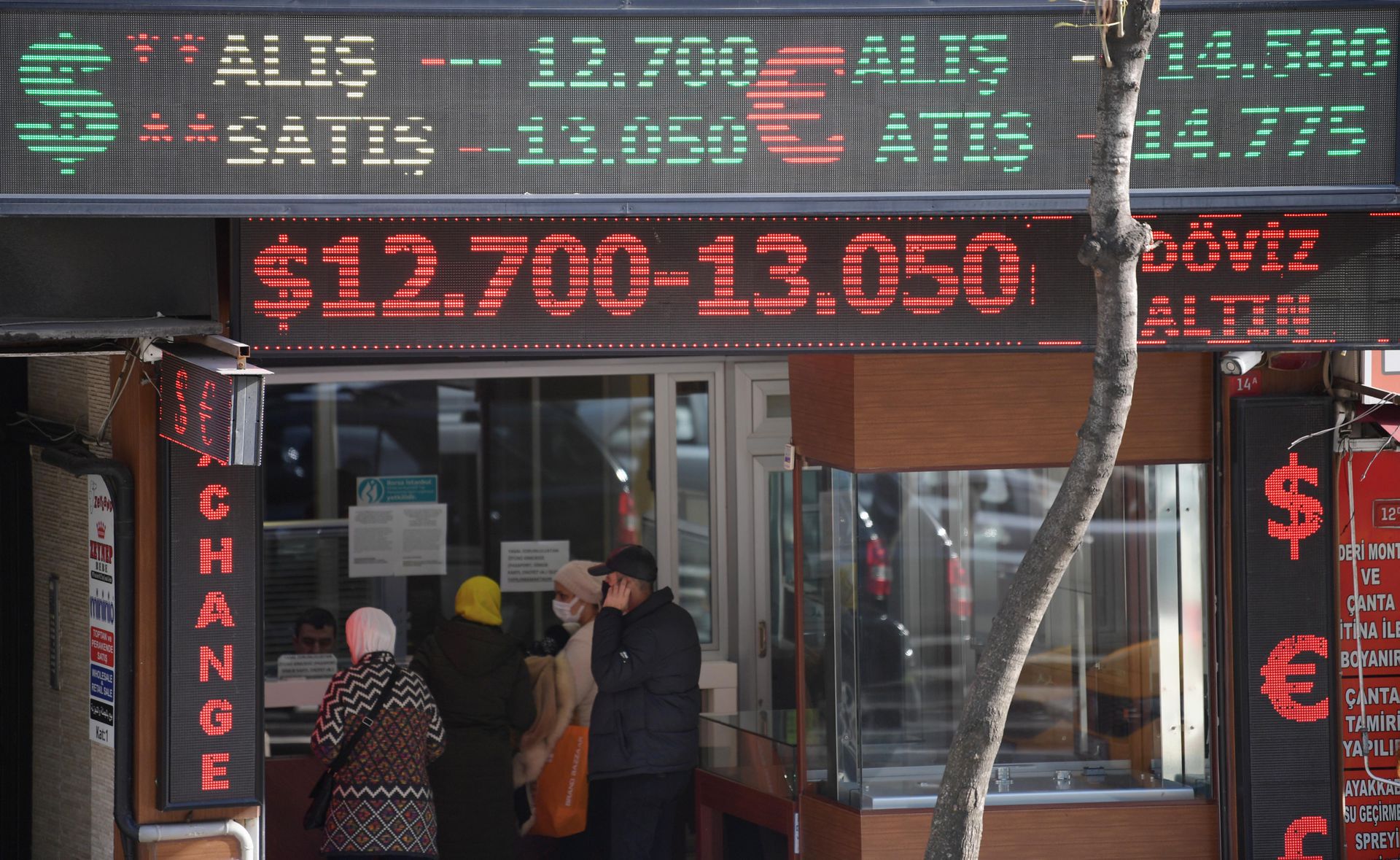 土耳其股市連續第三個交易日觸發熔斷　里拉兑美元貶值超55%