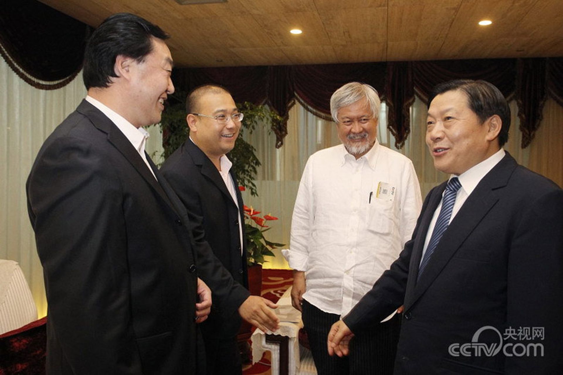 2013年8月10日,网络名人社会责任论坛在央视新址召开,国家互联网信息办公室主任鲁炜与网络名人交流座谈,国家互联网信息办公室副主任彭波出席。(央视)