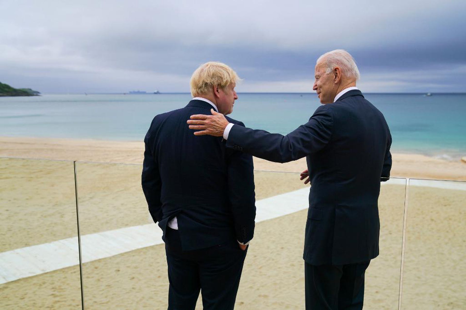 拜登和英国首相约翰逊（Boris Johnson）6月10日在英国的沙滩边会晤。（Twitter@POTUS）