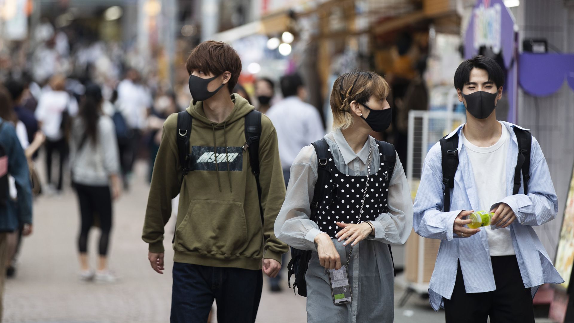 日本新冠肺炎疫情：图为5月28日，日本东京民众到访原宿的购物街。（AP）