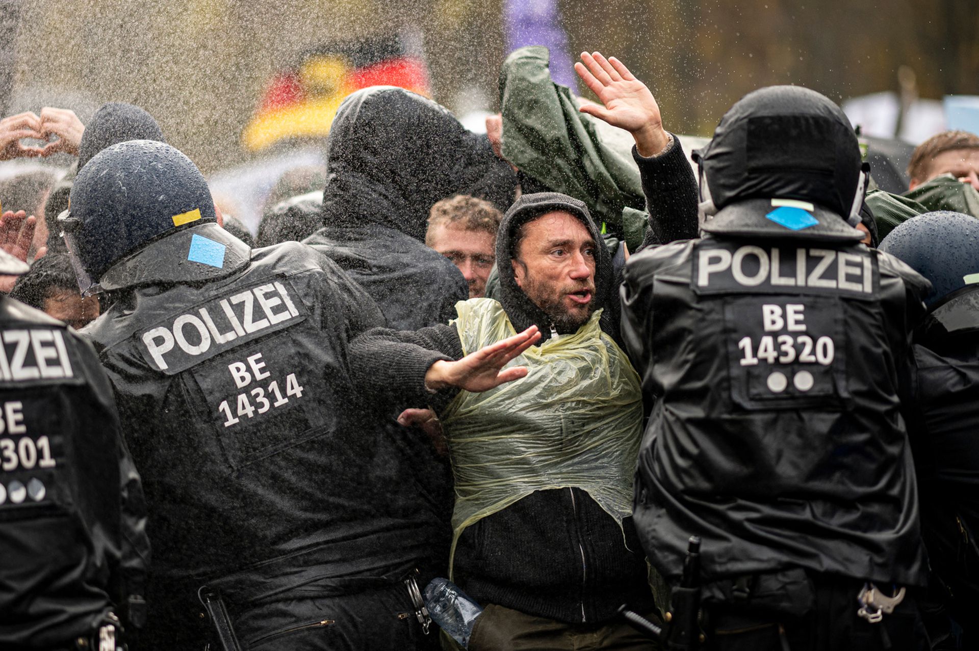 11月18日,德国柏林,警员尝试推走聚集在马路上的人群。(Fabian Sommer/dpa via 美联社) 11月18日,德国柏林,警员尝试推走聚集在马路上的人群。(Fabian Sommer/dpa via 美联社)