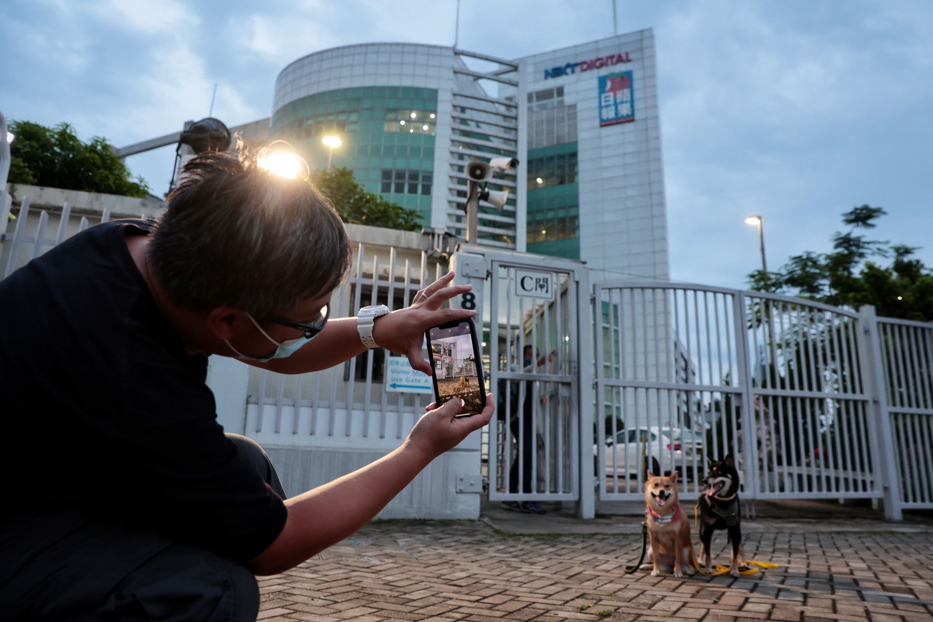 6月22日下午有市民到《苹果日报》所在的将军澳工业村壹．苹果大楼外，拍摄相片作记录。（李泽彤摄）