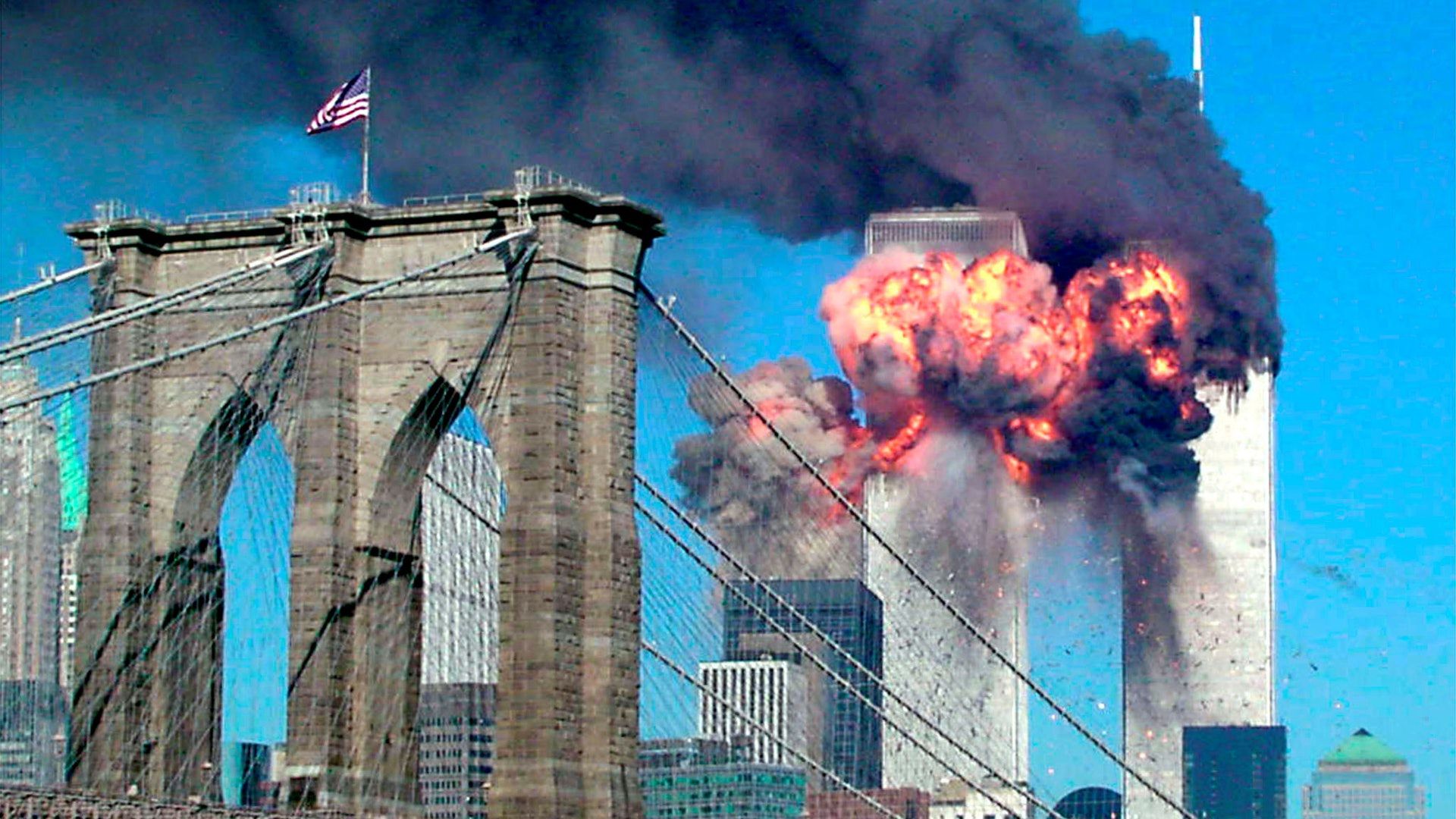 “9·11”二十周年：图为纽约世贸中心第二座大楼被劫持飞机击中后起火。（Reuters）