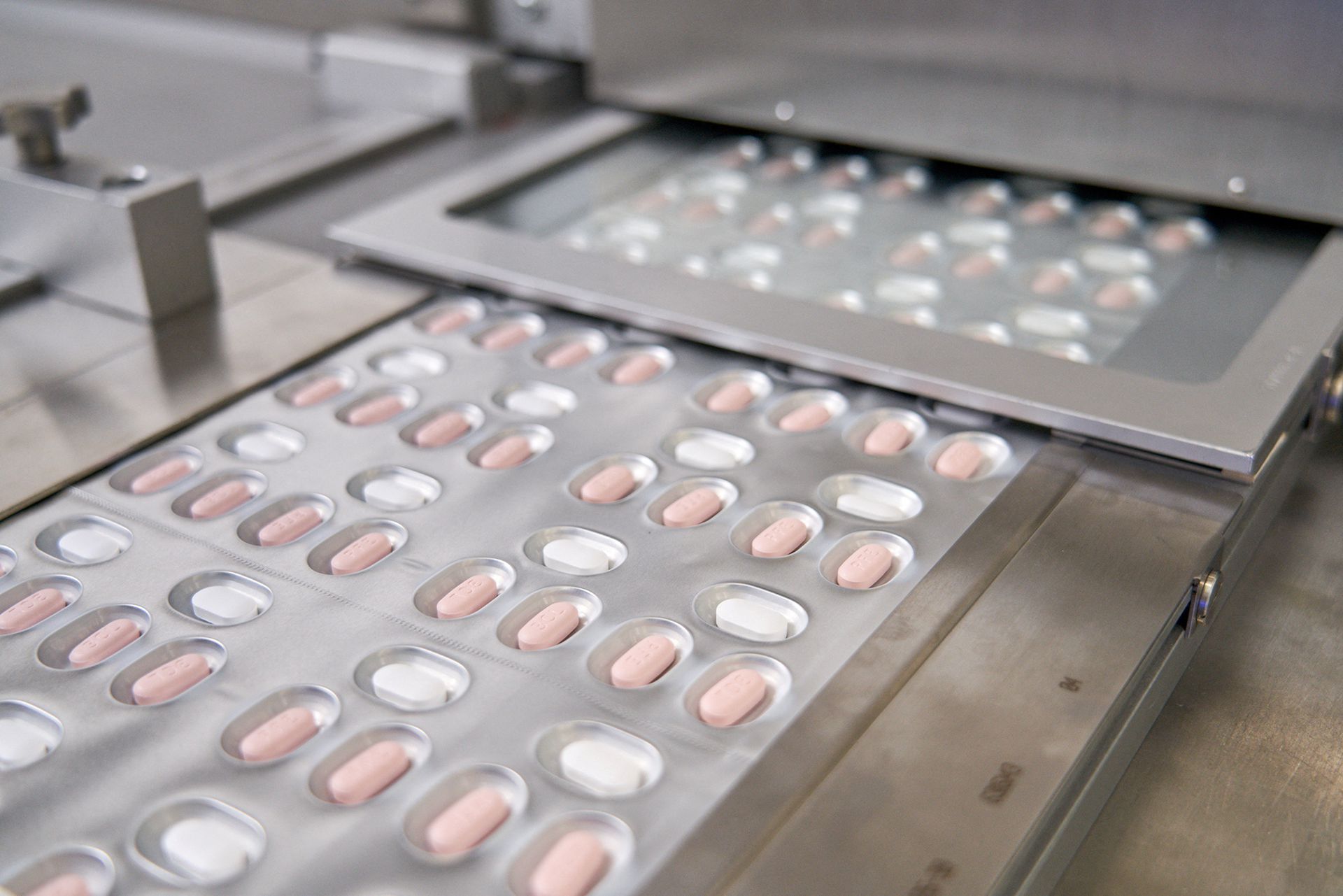 新冠肺炎：图为2021年11月16日，辉瑞药厂正在生产及包装口服药Paxlovid。（Reuters）