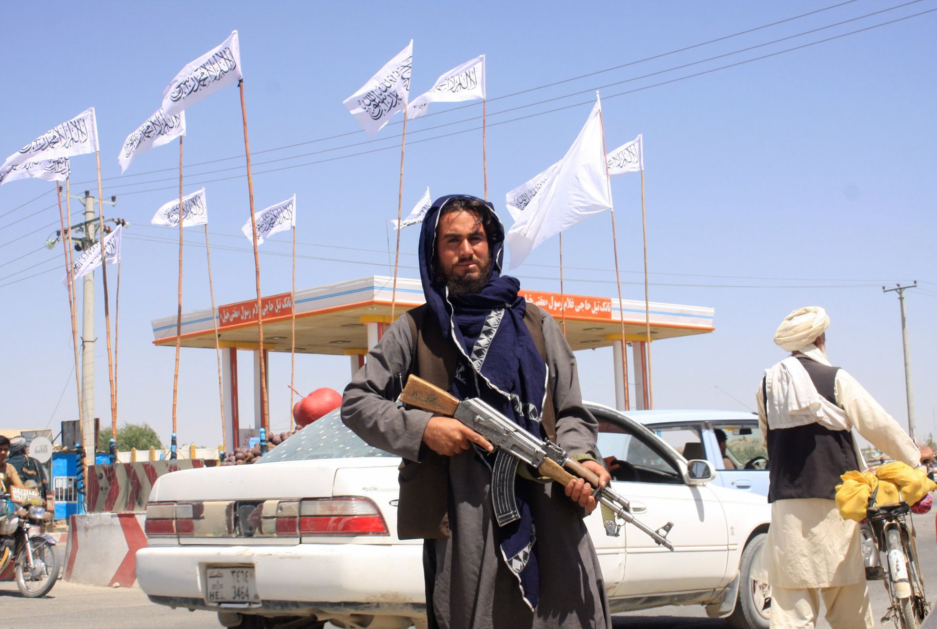 在阿富汗首都喀布尔街头巡逻的塔利班武装士兵。（Reuters）