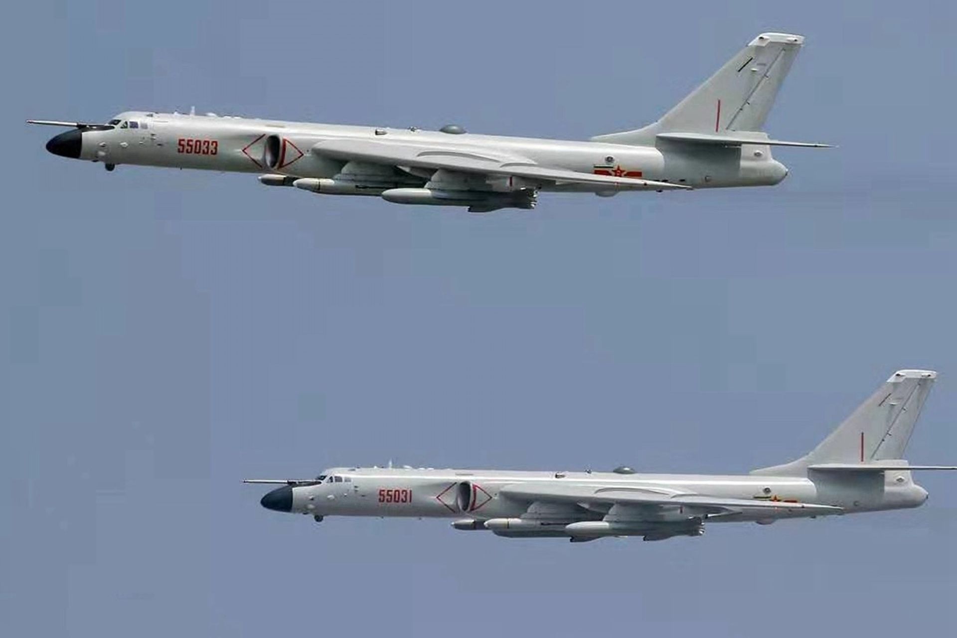 中国改造轰-6而来的最新轰-6N弹道导弹载机，能够携带中型弹道导弹。（新华社）